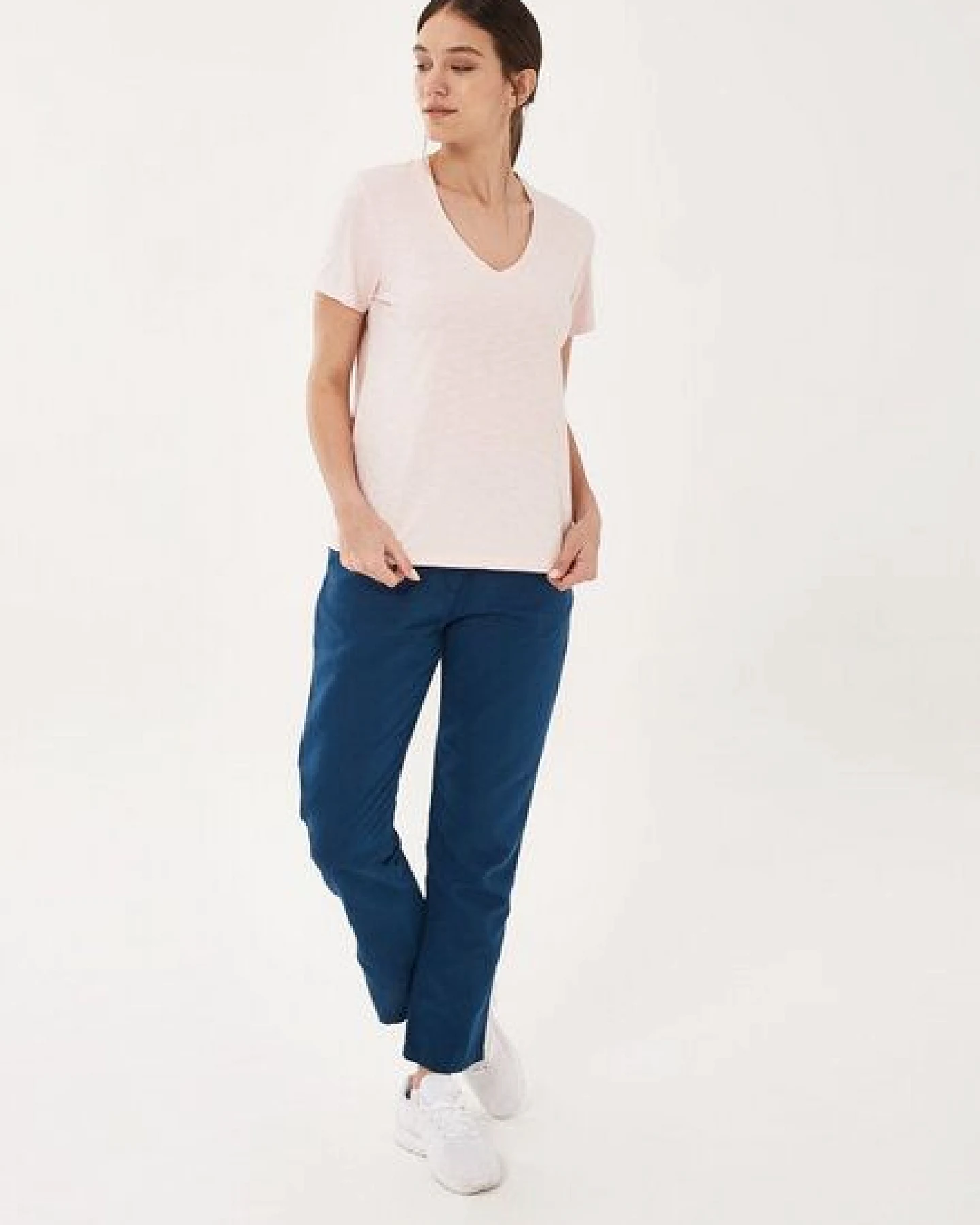 ORGANICATION Basic T-Shirt aus Bio-Baumwolle mit V-Ausschnitt – Ansicht 2