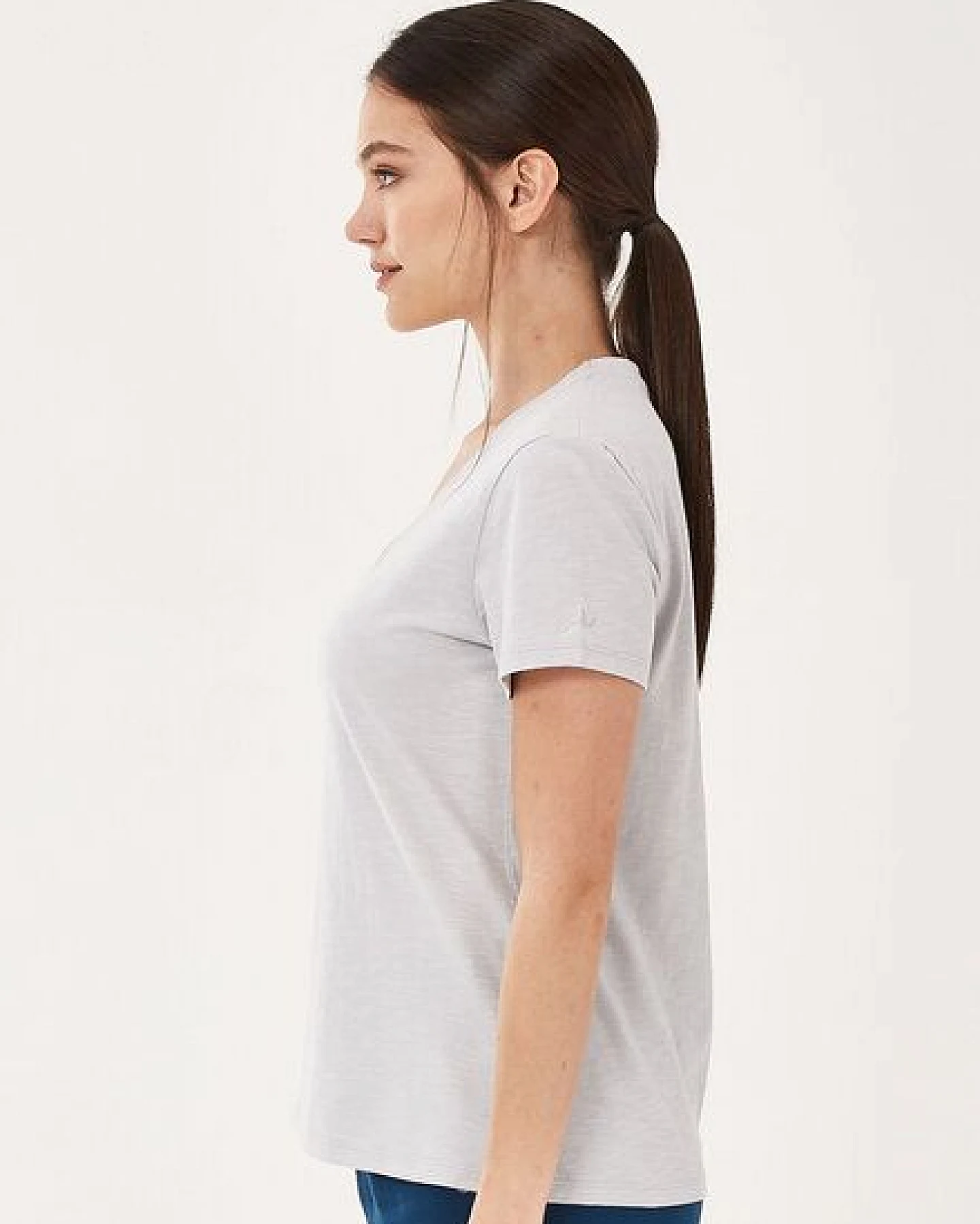 ORGANICATION Basic T-Shirt aus Bio-Baumwolle mit V-Ausschnitt – Ansicht 3