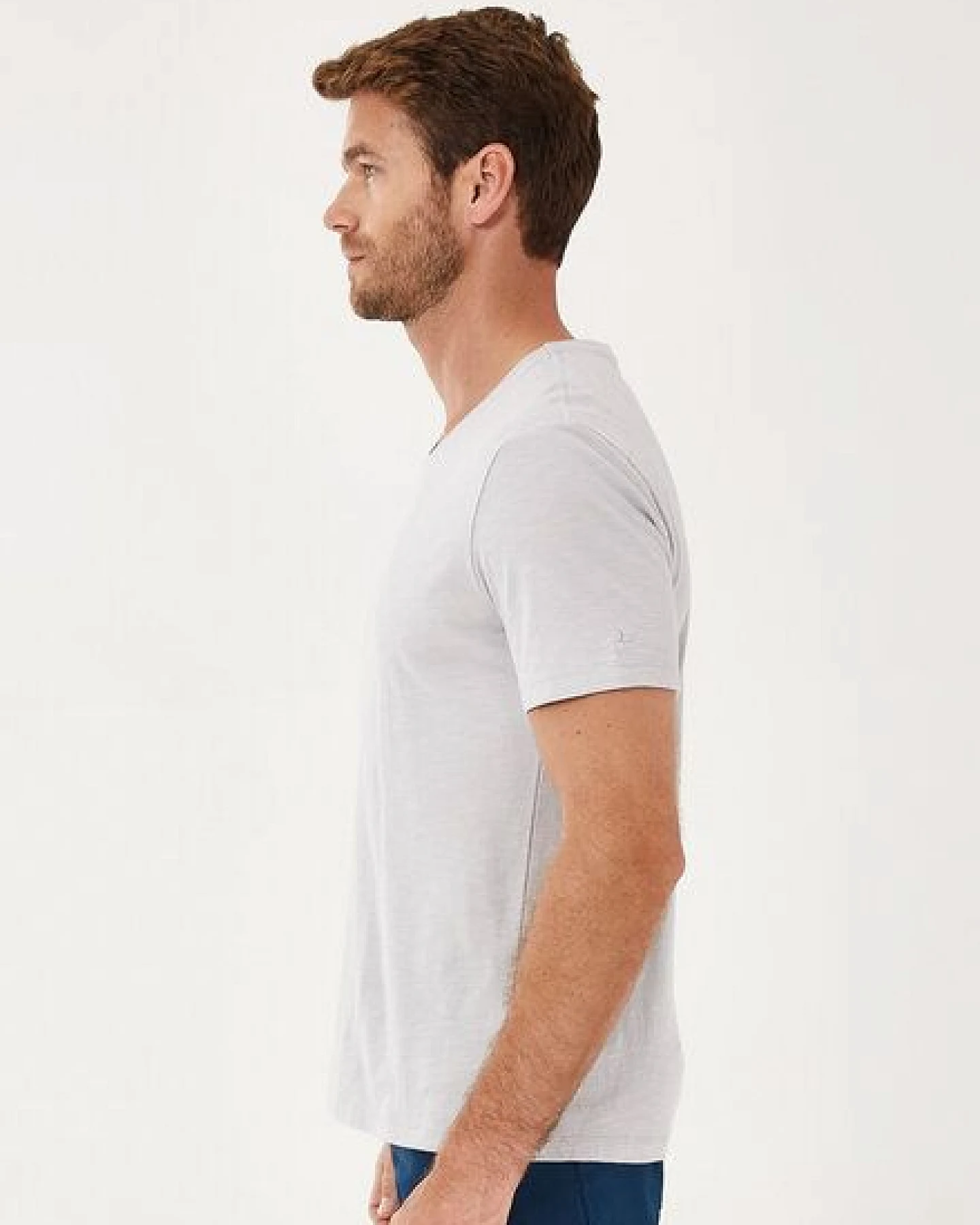ORGANICATION Basic T-Shirt aus Bio-Baumwolle mit V-Ausschnitt – Ansicht 3
