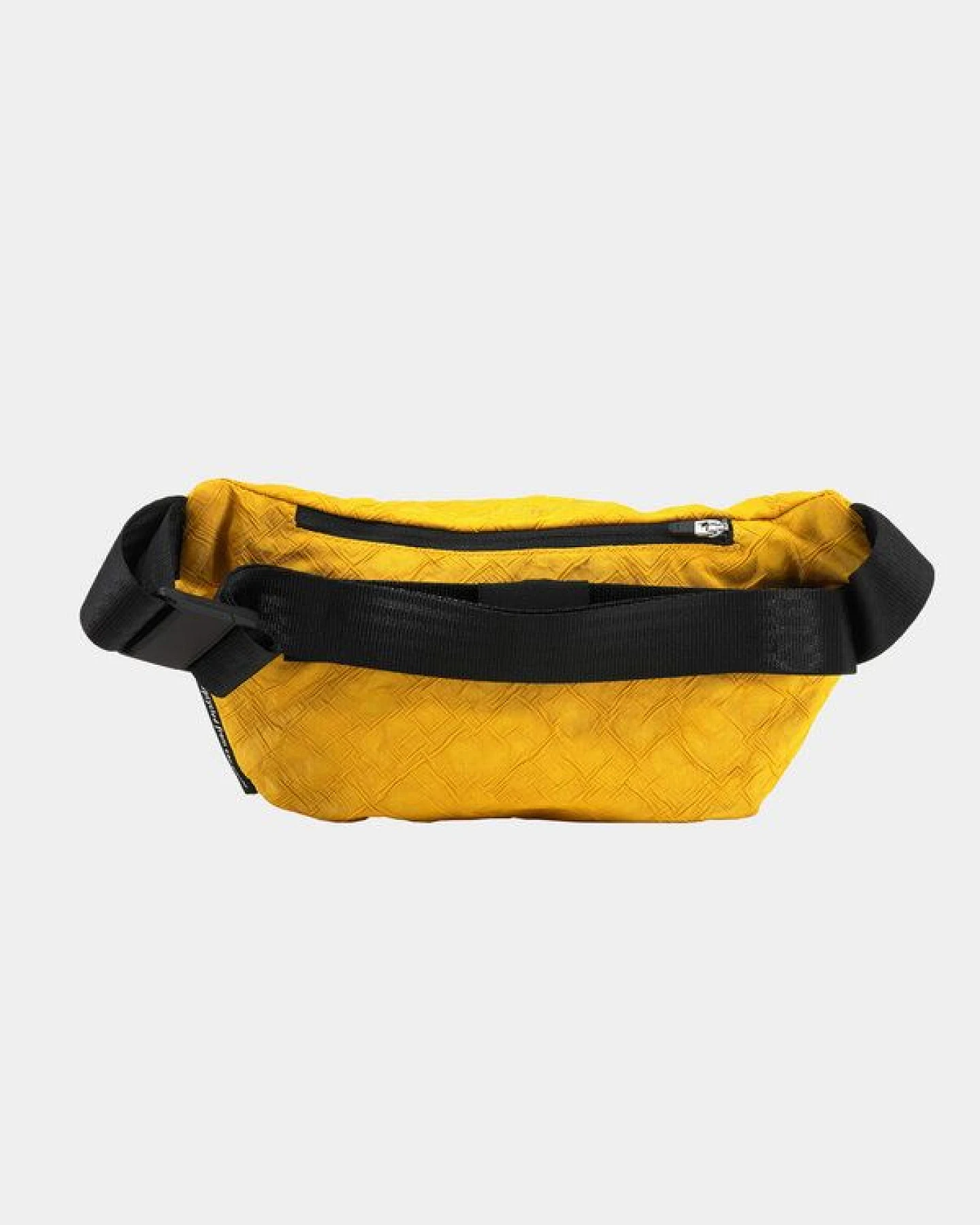 Airpaq Bauchtasche aus Autoschrott – Ansicht 4