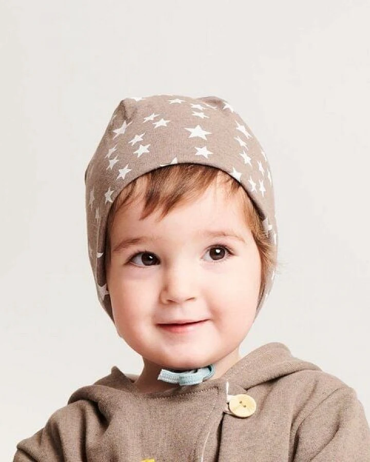 Cheeky Apple Gefütterte Baby-Ohrenhaube aus Bio-Baumwolle "Stars Taupe" Braun/Weiß