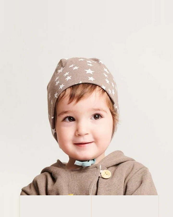 Cheeky Apple Gefütterte Baby-Ohrenhaube aus Bio-Baumwolle "Stars Taupe" Braun/Weiß