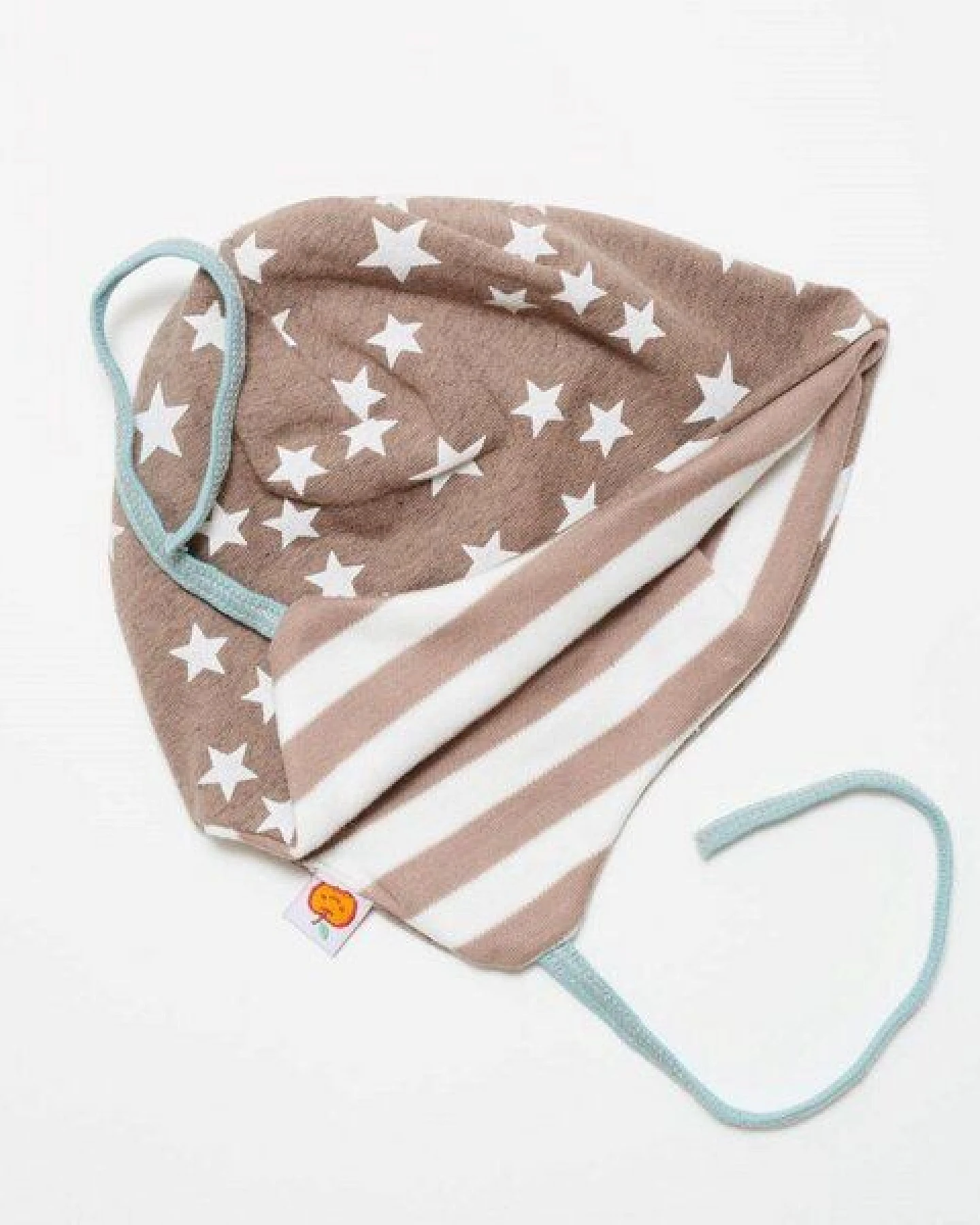 Cheeky Apple Gefütterte Baby-Ohrenhaube aus Bio-Baumwolle "Stars Taupe" Braun/Weiß – Ansicht 3