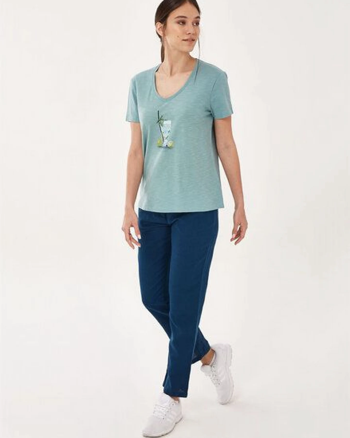 ORGANICATION T-Shirt aus Bio-Baumwolle mit V-Ausschnitt – Ansicht 2