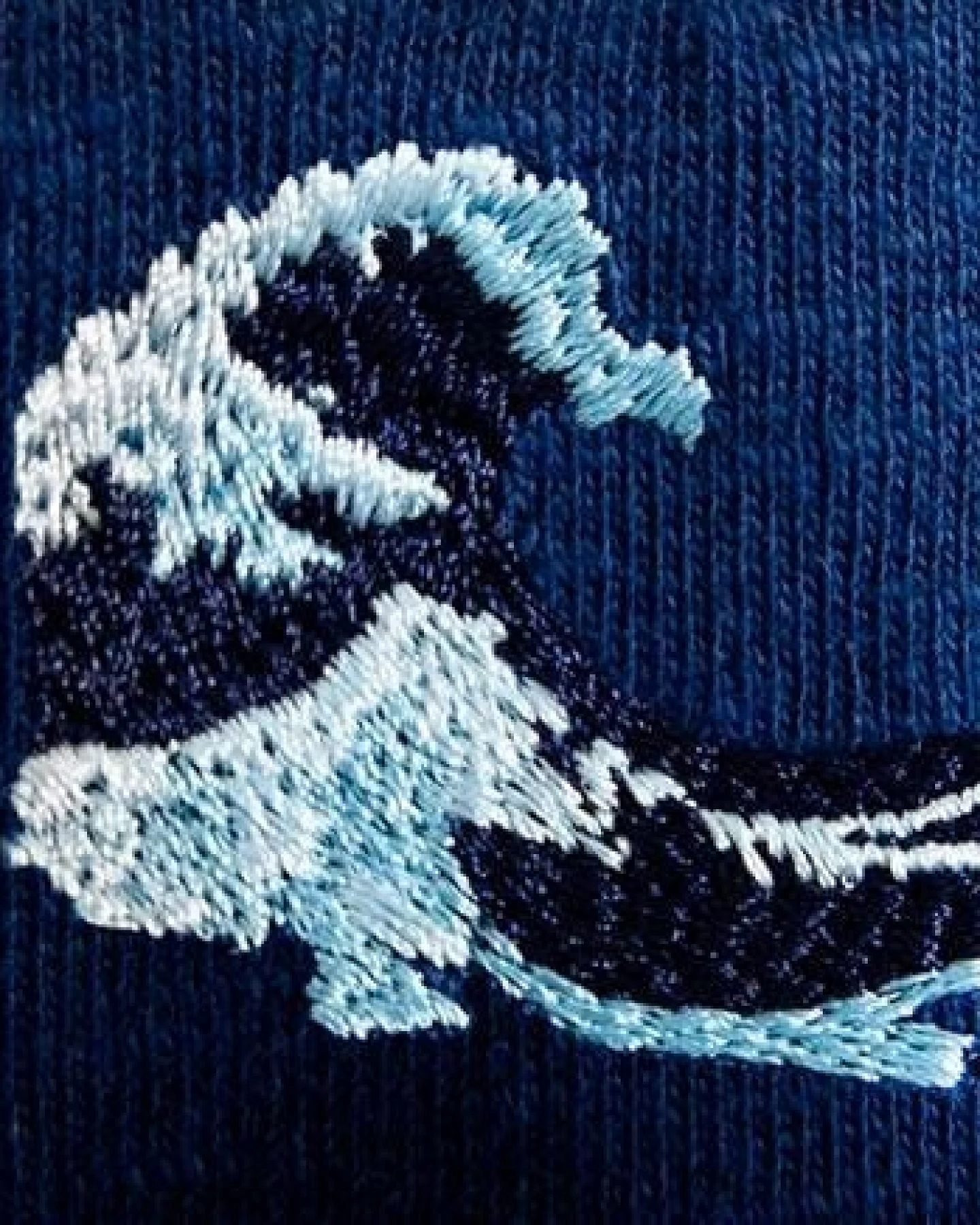 The Driftwood Tales Blaues Langarm T-Shirt mit japanischer Stickerei (Kanagawa Golf) – Ansicht 3
