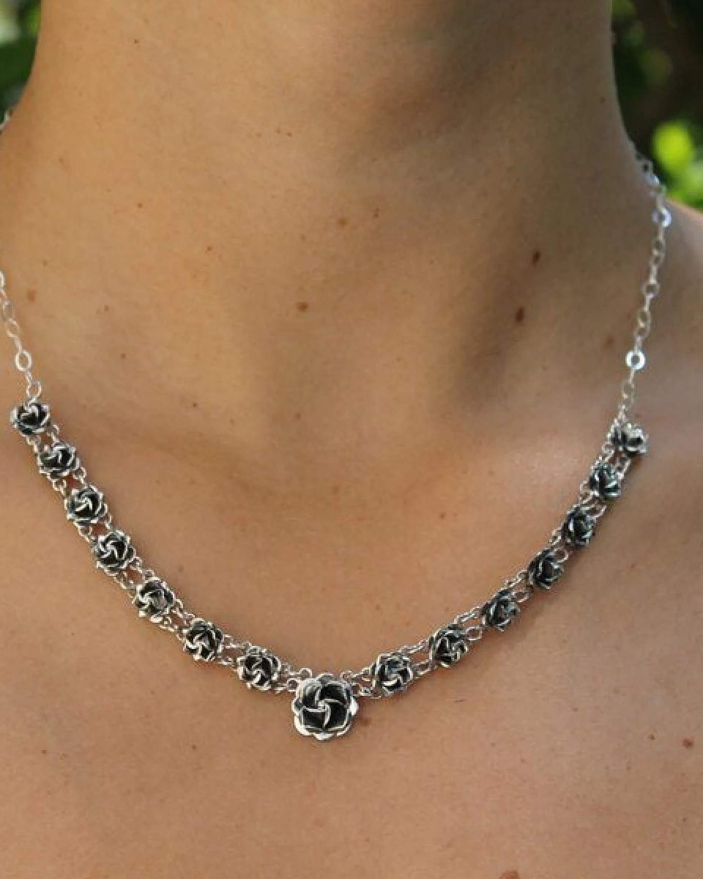 pakilia Silber Kette Mini Rosen dunkel fair-trade und handmade – Ansicht 4