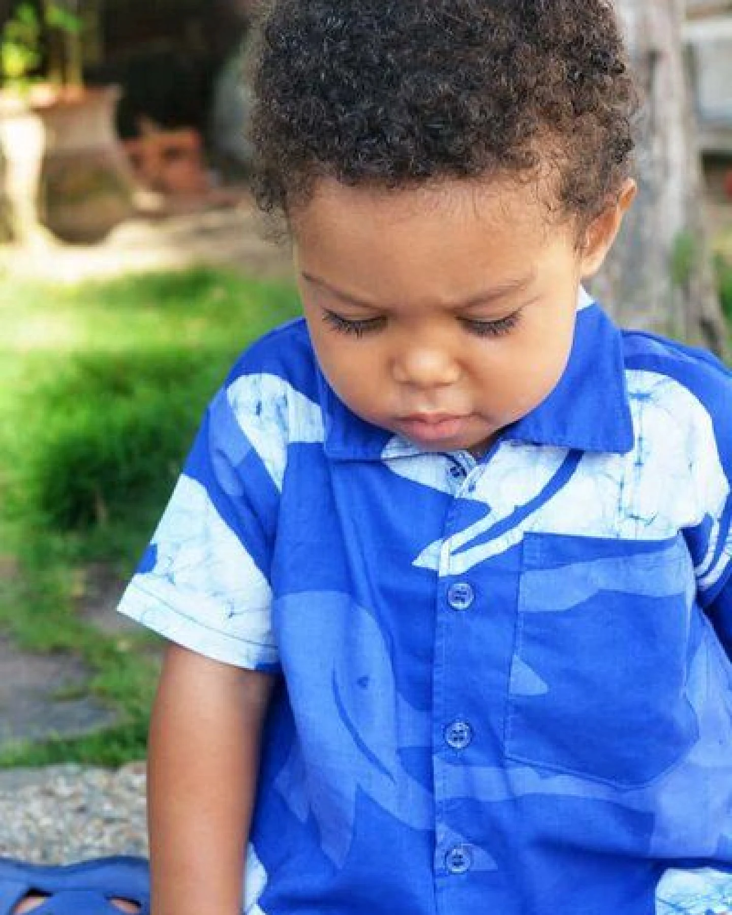 Global Mamas Bio Hemden für Jungs - Button Down Shirt - Elephants & Turtles – Ansicht 2