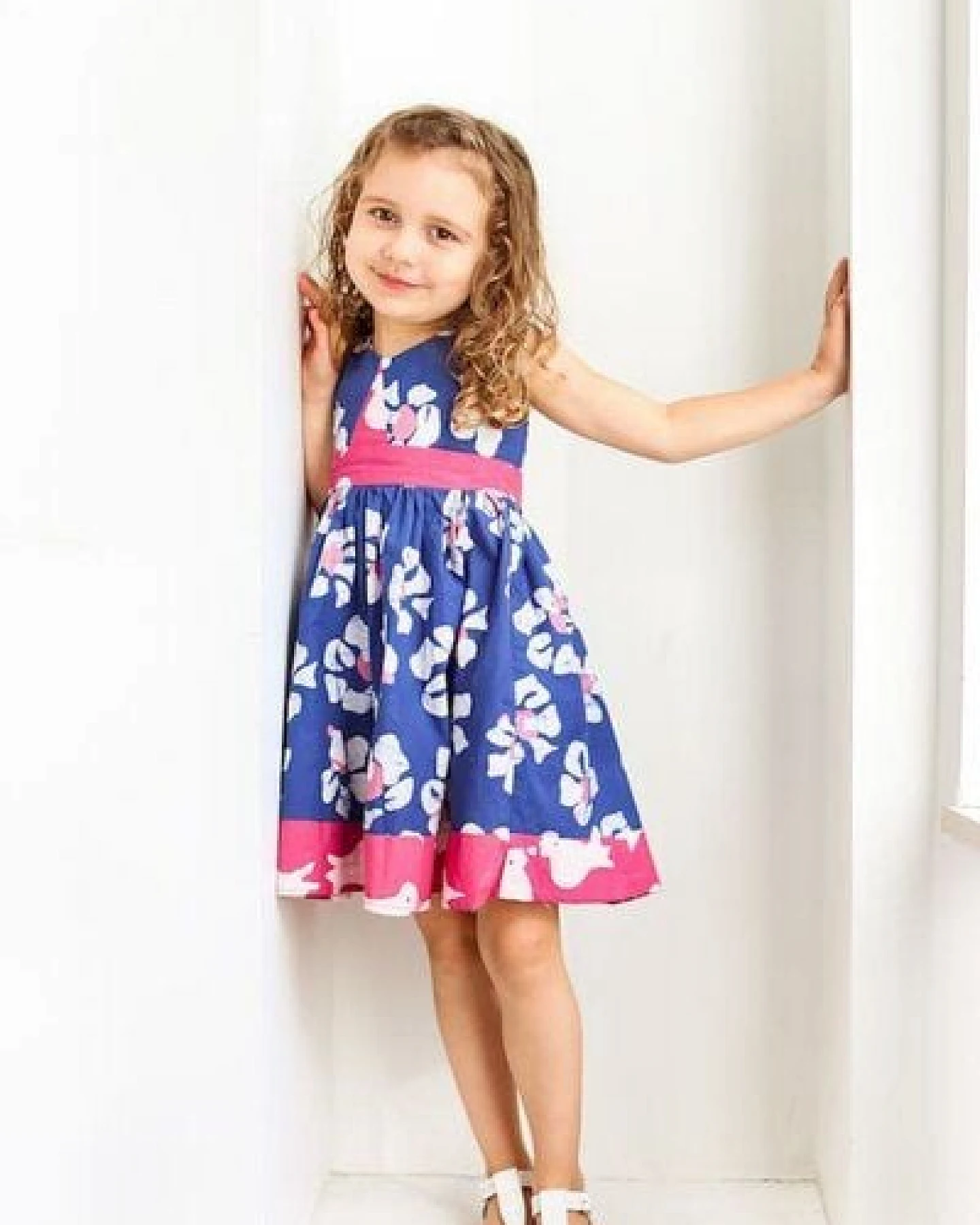 Global Mamas Bio Twirl Kleid - Tropics - Blau – Ansicht 4