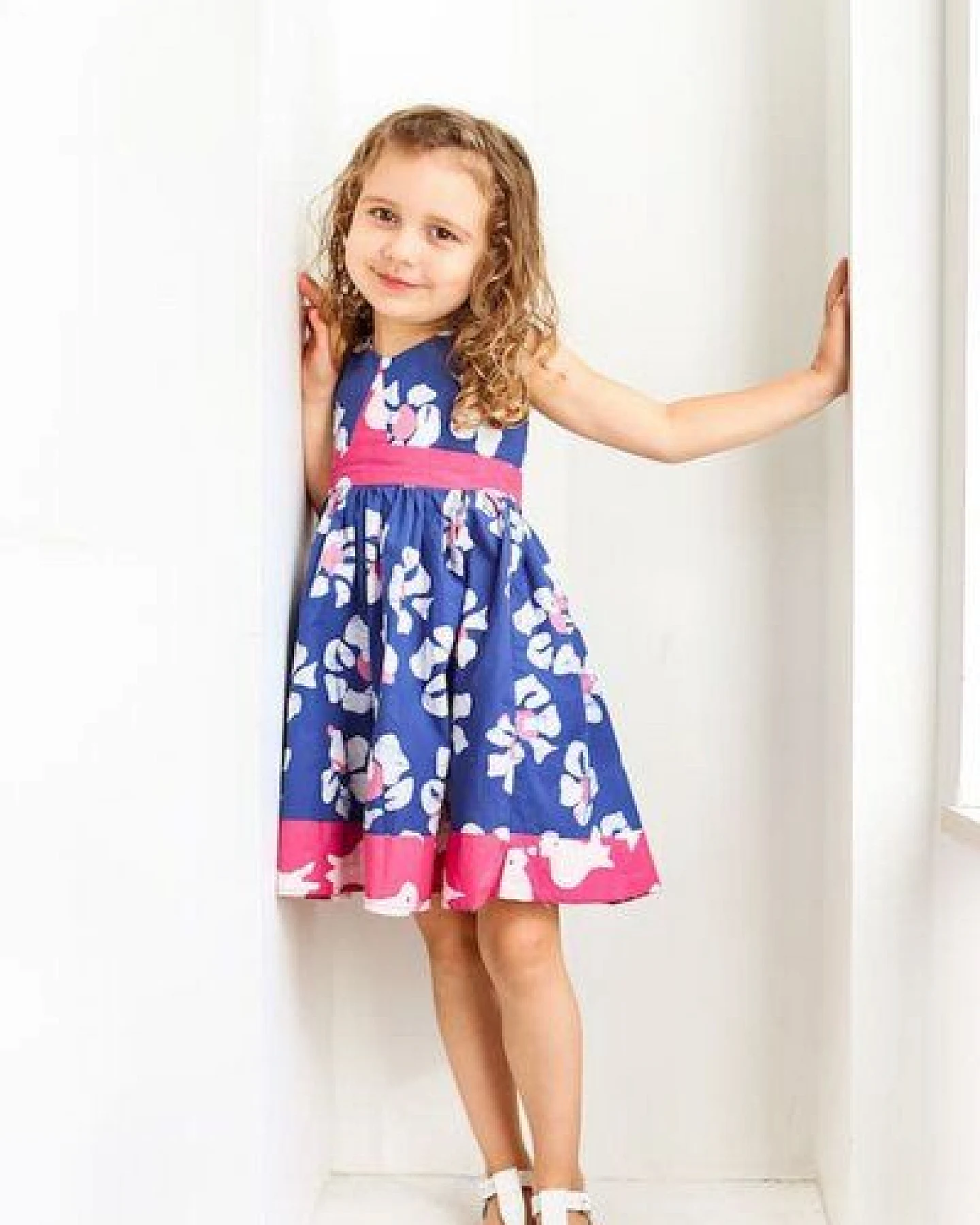 Global Mamas Bio Twirl Kleid - Tropics - Blau – Ansicht 4