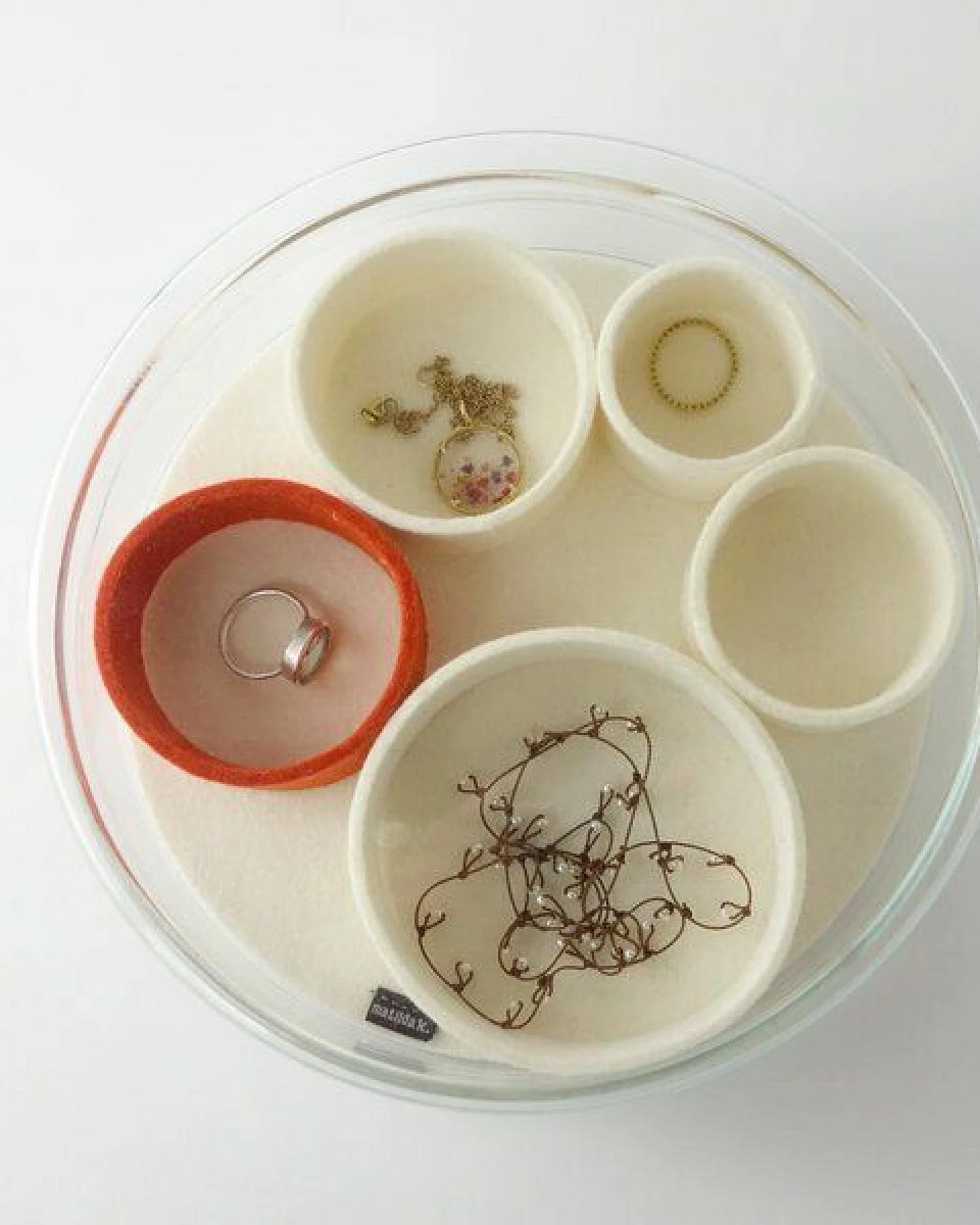 matilda k. manufaktur Schmuckaufbewahrung Schmuckschale 'luise' aus Glas mit Einsätzen aus Wollfilz – Ansicht 3