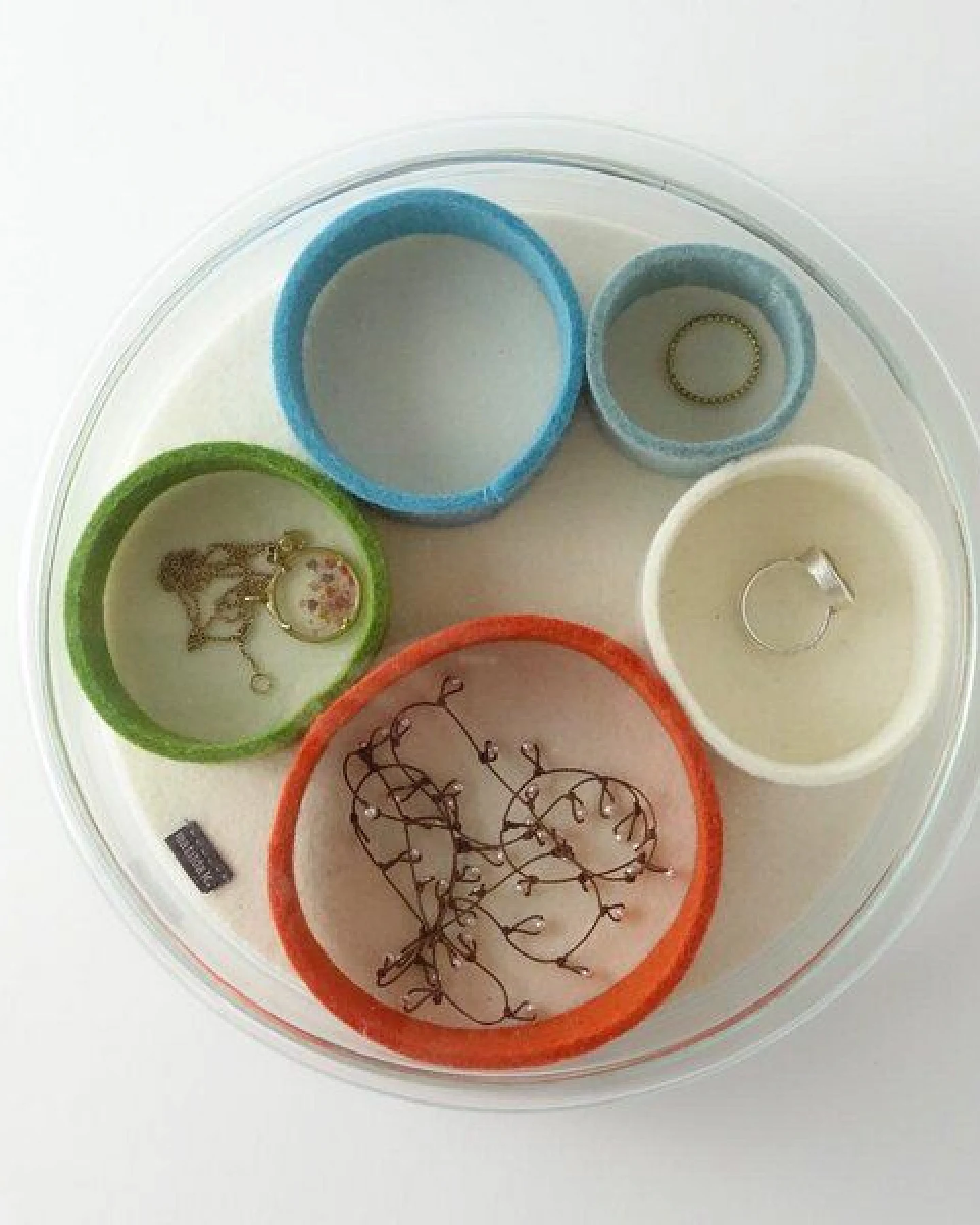 matilda k. manufaktur Schmuckaufbewahrung Schmuckschale 'luise' aus Glas mit Einsätzen aus Wollfilz – Ansicht 3