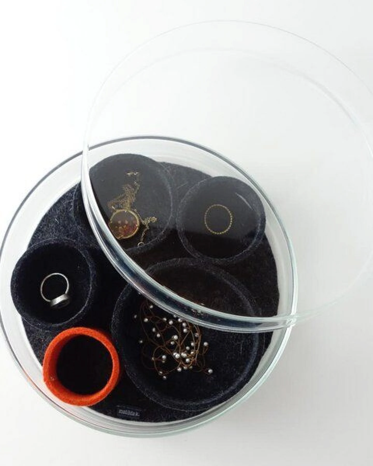 matilda k. manufaktur Schmuckaufbewahrung Schmuckschale 'luise' aus Glas mit Einsätzen aus Wollfilz – Ansicht 3