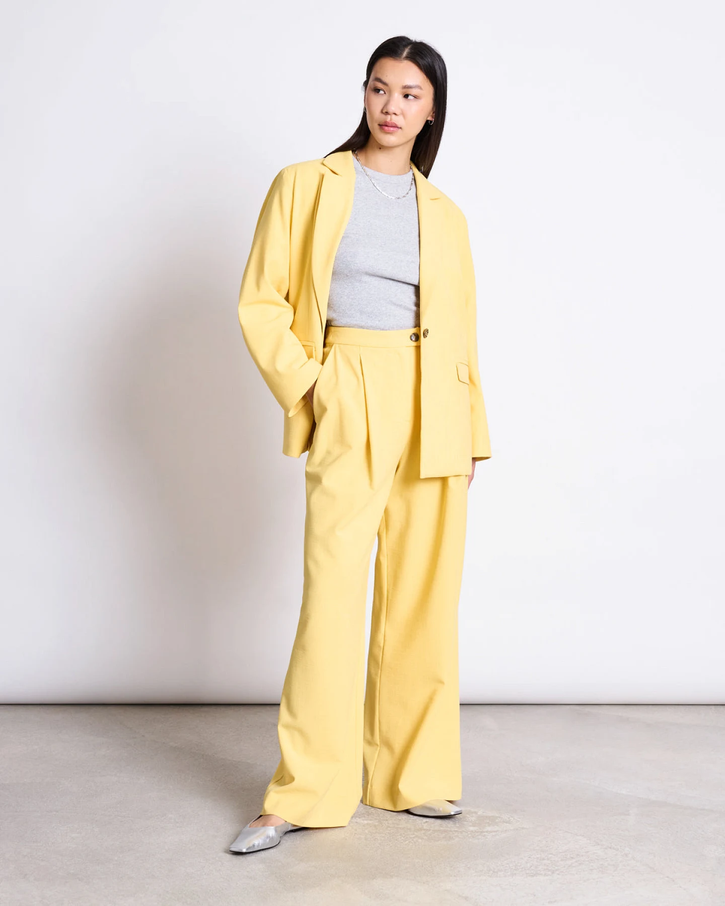 JAN 'N JUNE Damen vegan Hose Pleated Wide Niva Buttercup – Ansicht 2