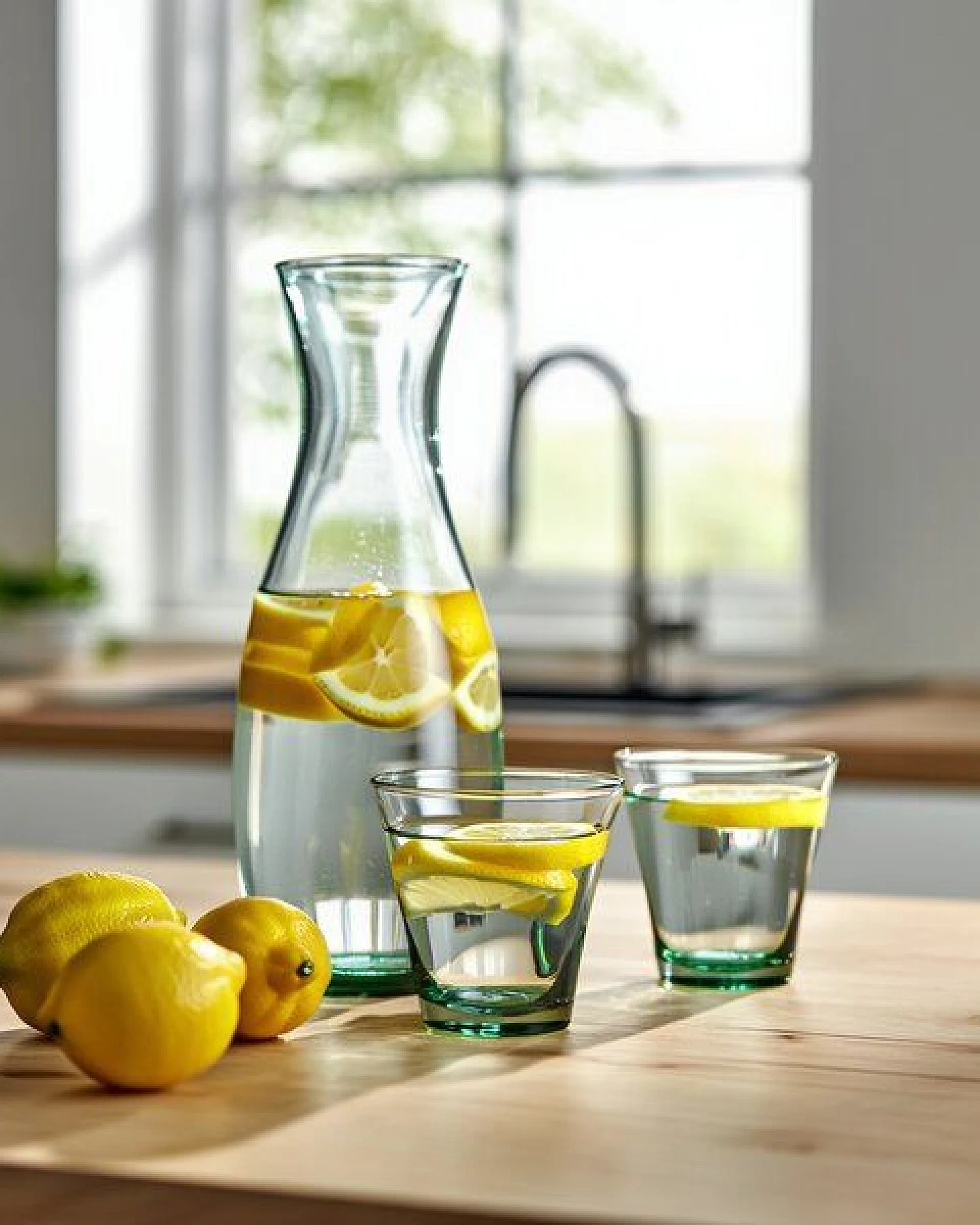 Good To Give Wasserkaraffe aus recyceltem Glas mit 2 Trinkgläsern – handgefertigtes Karaffen-Set – Ansicht 2