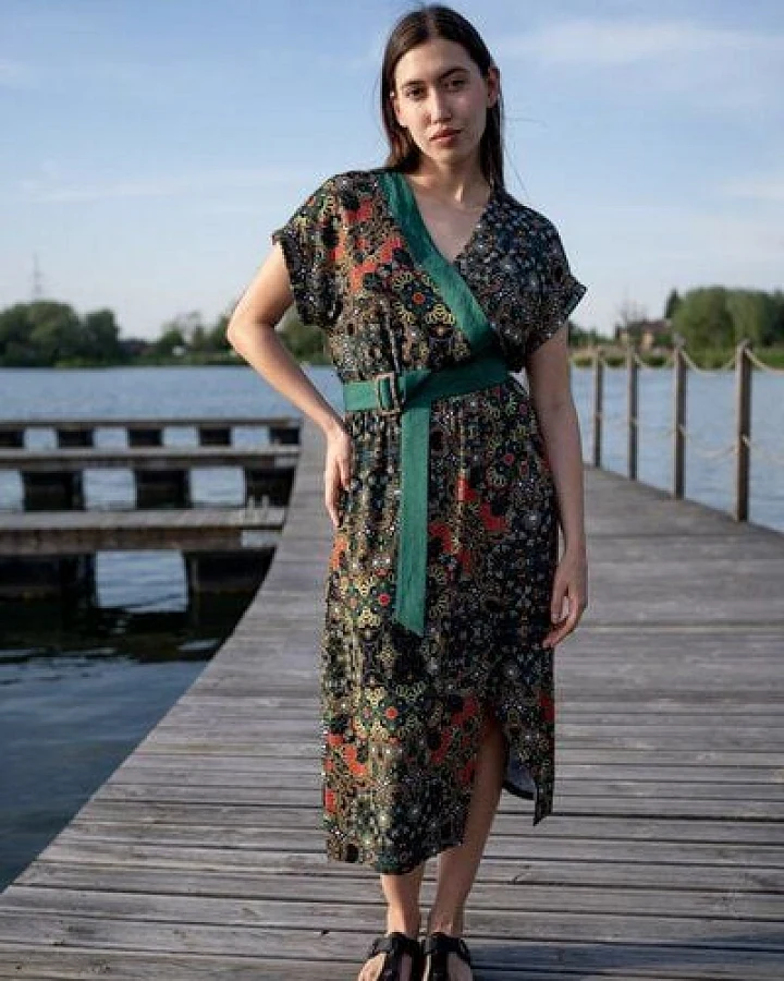 Kleid Oguni – Leichtes mit kurzen Ärmeln – Kimono-Form – Einsätze aus Leinen – Farbenfroher einzigartiger Print von KOKOworld – Fair produziert in Polen