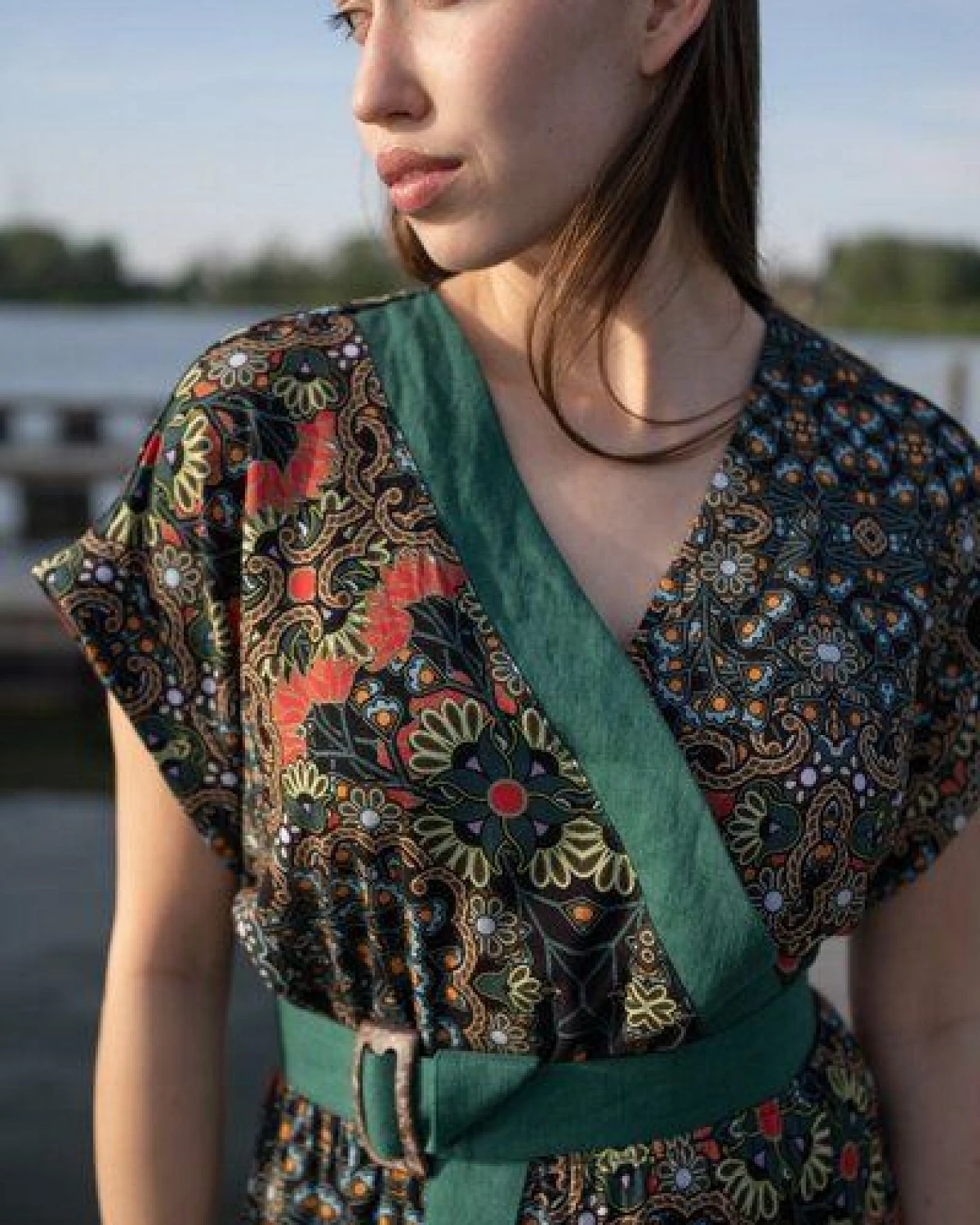 Kleid Oguni – Leichtes mit kurzen Ärmeln – Kimono-Form – Einsätze aus Leinen – Farbenfroher einzigartiger Print von KOKOworld – Fair produziert in Polen – Ansicht 2