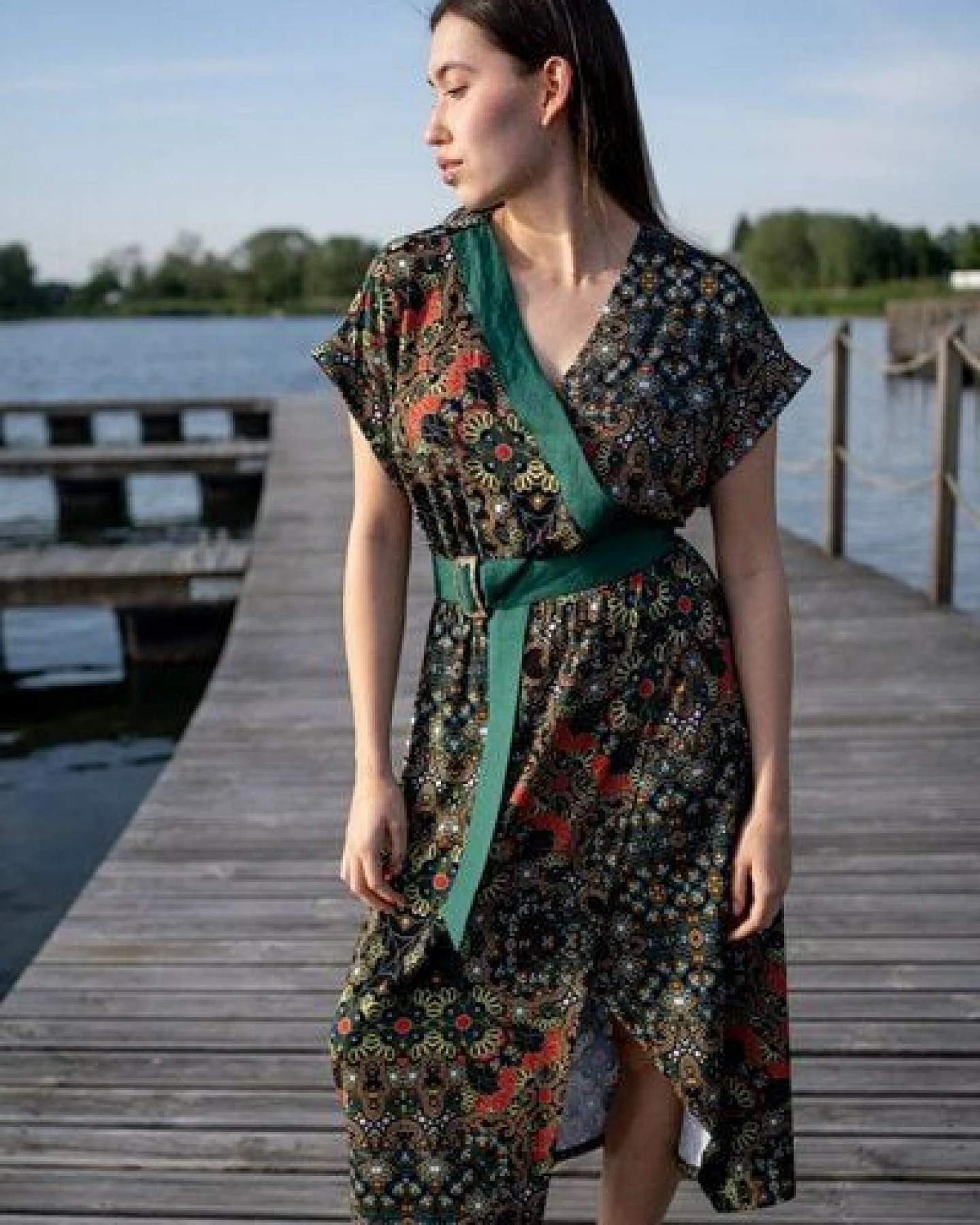 Kleid Oguni – Leichtes mit kurzen Ärmeln – Kimono-Form – Einsätze aus Leinen – Farbenfroher einzigartiger Print von KOKOworld – Fair produziert in Polen – Ansicht 3