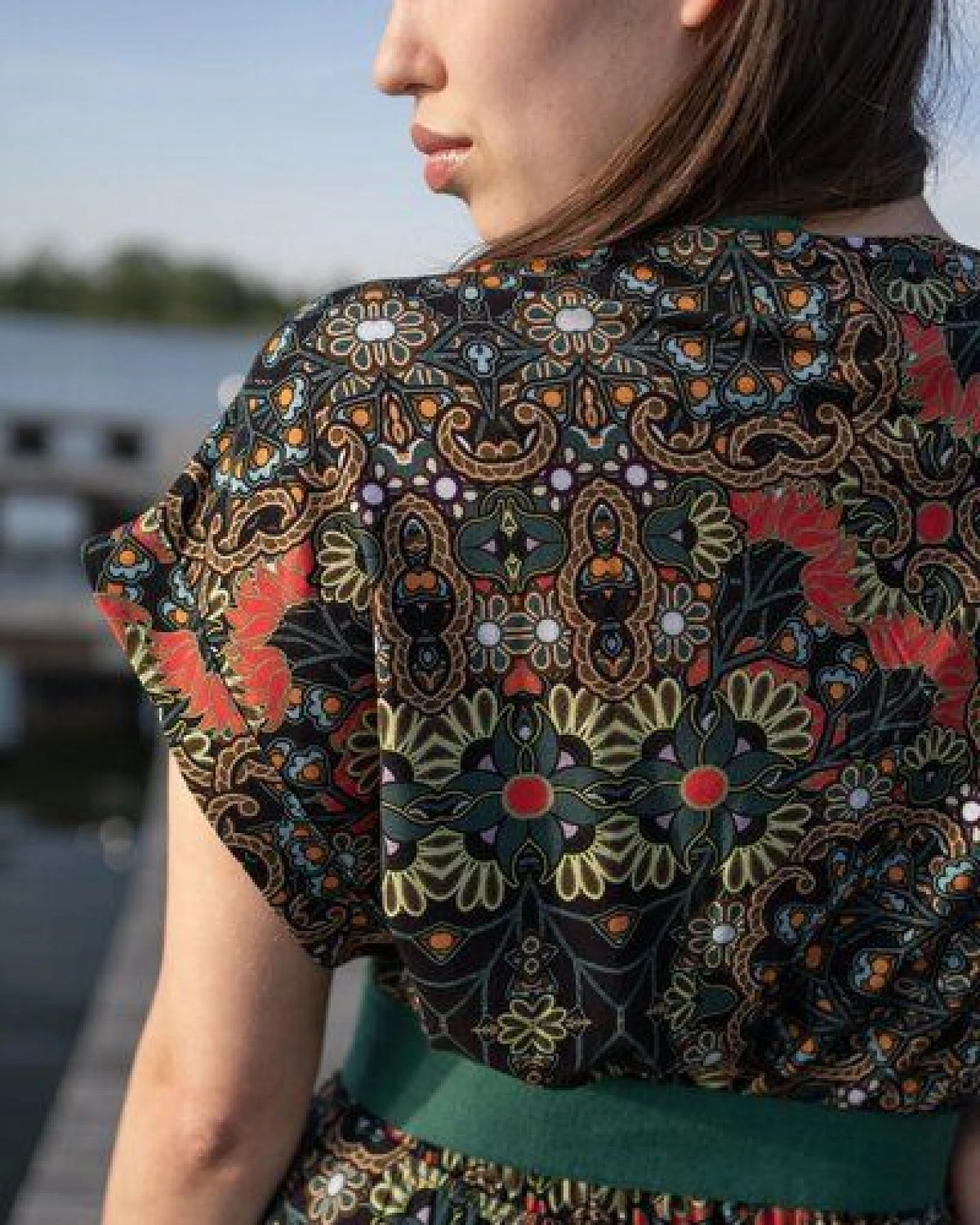 Kleid Oguni – Leichtes mit kurzen Ärmeln – Kimono-Form – Einsätze aus Leinen – Farbenfroher einzigartiger Print von KOKOworld – Fair produziert in Polen – Ansicht 4