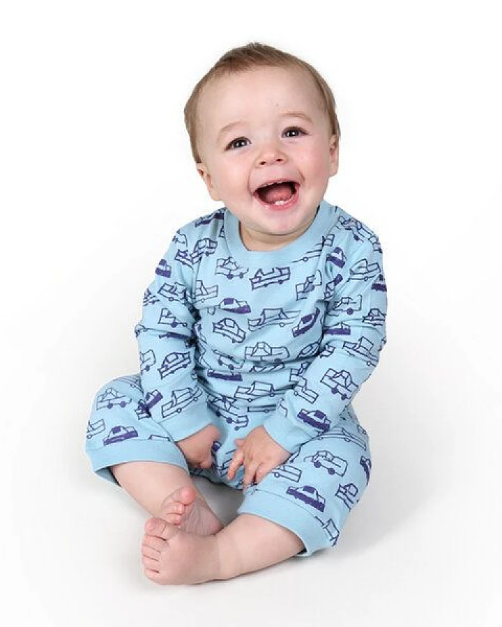 Kipepeo-Clothing Baby Schlafanzug Langarmshirt mit Hose aus Bio-Baumwolle „Cars“ hellblau- AUSLAUFMODEL!