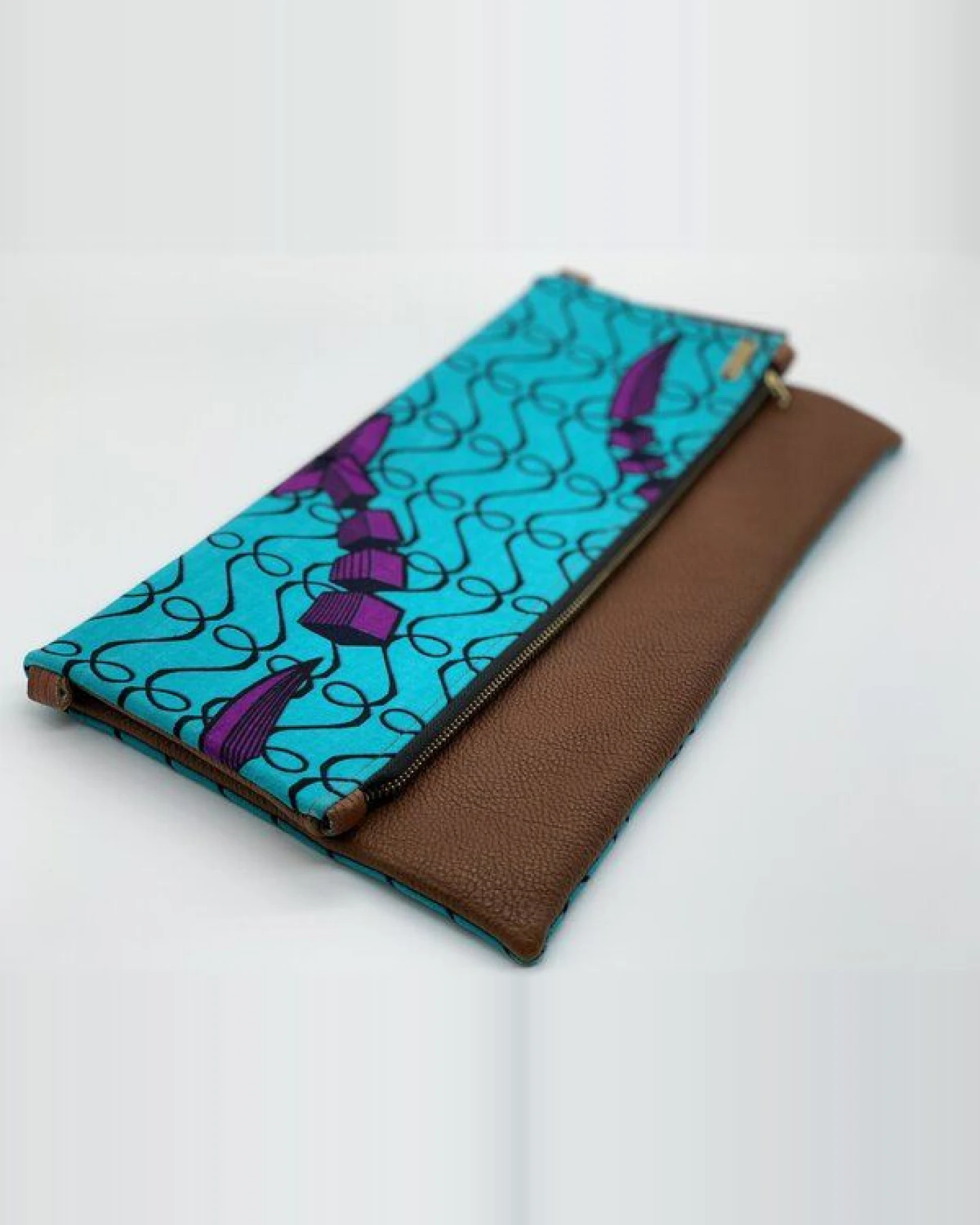 ONE OF EACH Clutch "Nigeria" Handtasche aus Leder und Baumwollstoff mit afrikanischem Print – Ansicht 2