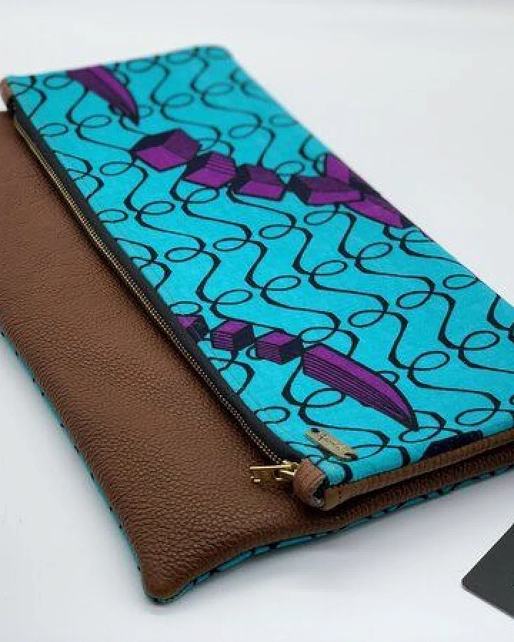 ONE OF EACH Clutch "Nigeria" Handtasche aus Leder und Baumwollstoff mit afrikanischem Print