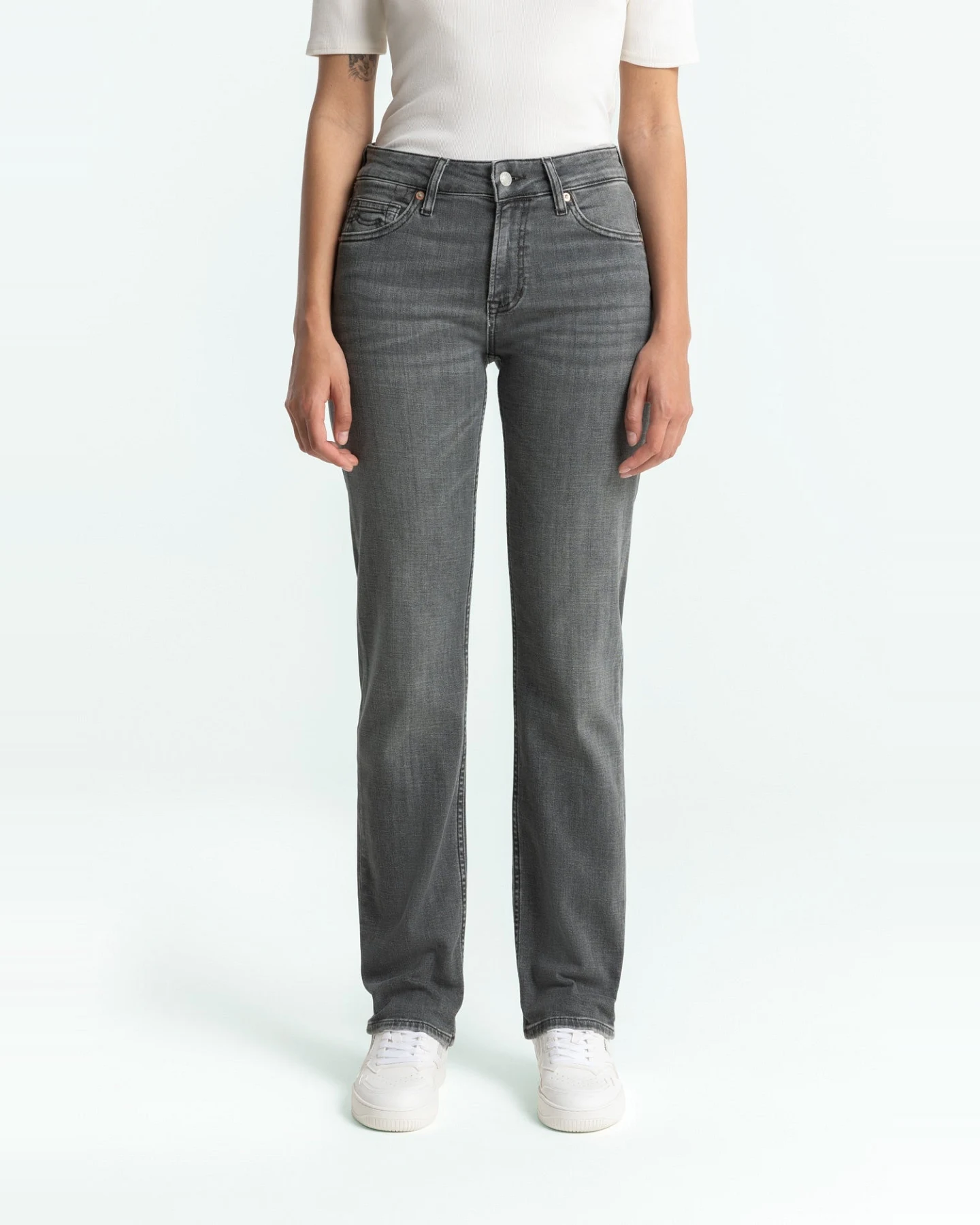 Kings of Indigo Damen vegan Jeans Emiko Sophia Hellgrau – Ansicht 2