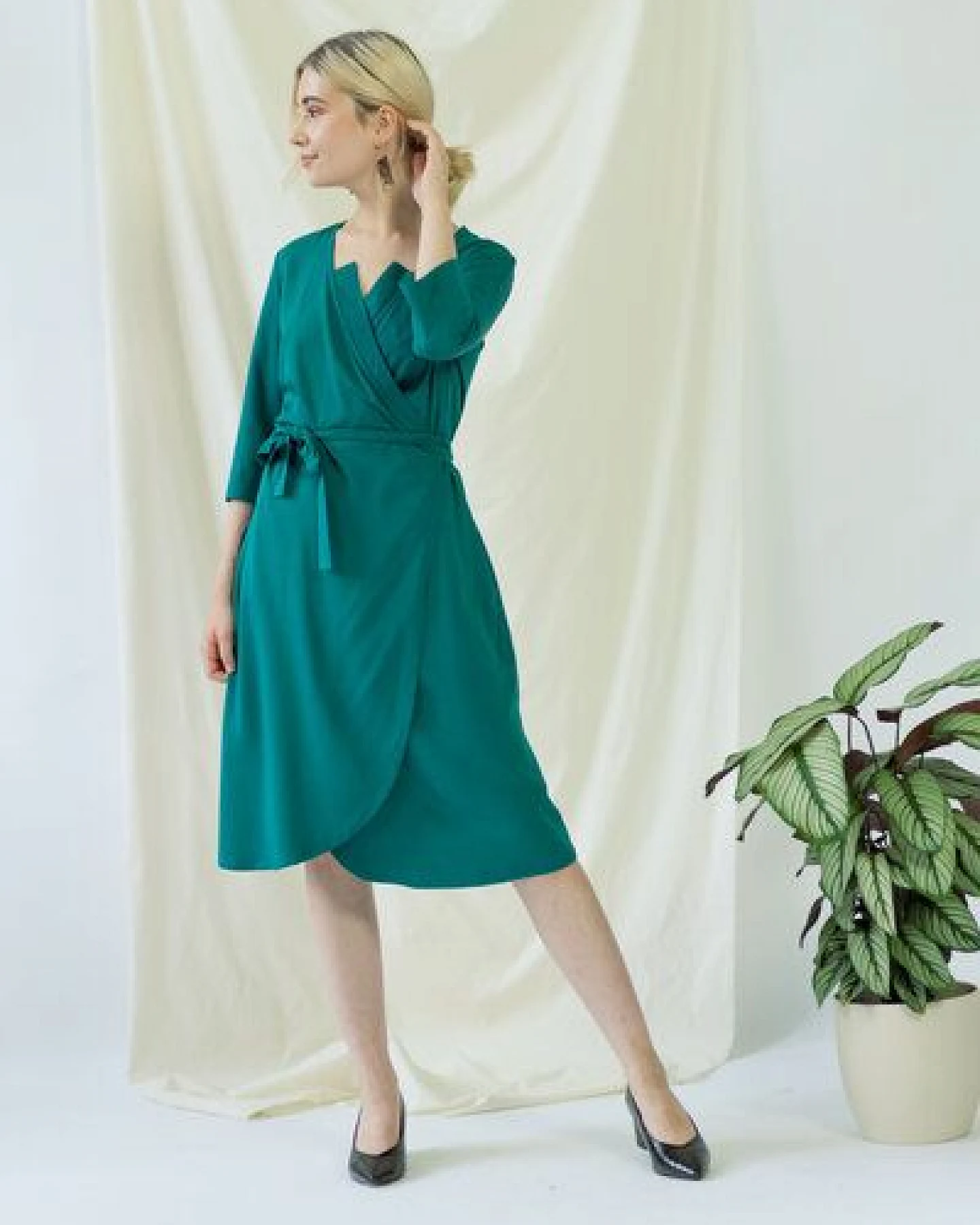 AYANI Elegantes klassisches Wickelkleid – Ansicht 2