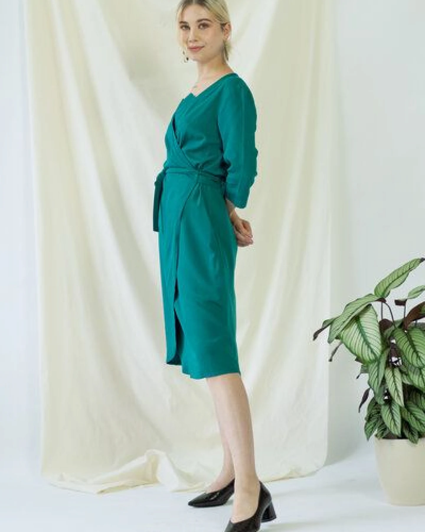 AYANI Elegantes klassisches Wickelkleid – Ansicht 3