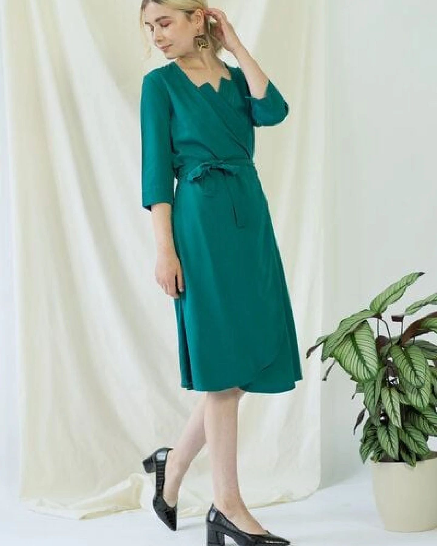 AYANI Elegantes klassisches Wickelkleid – Ansicht 4
