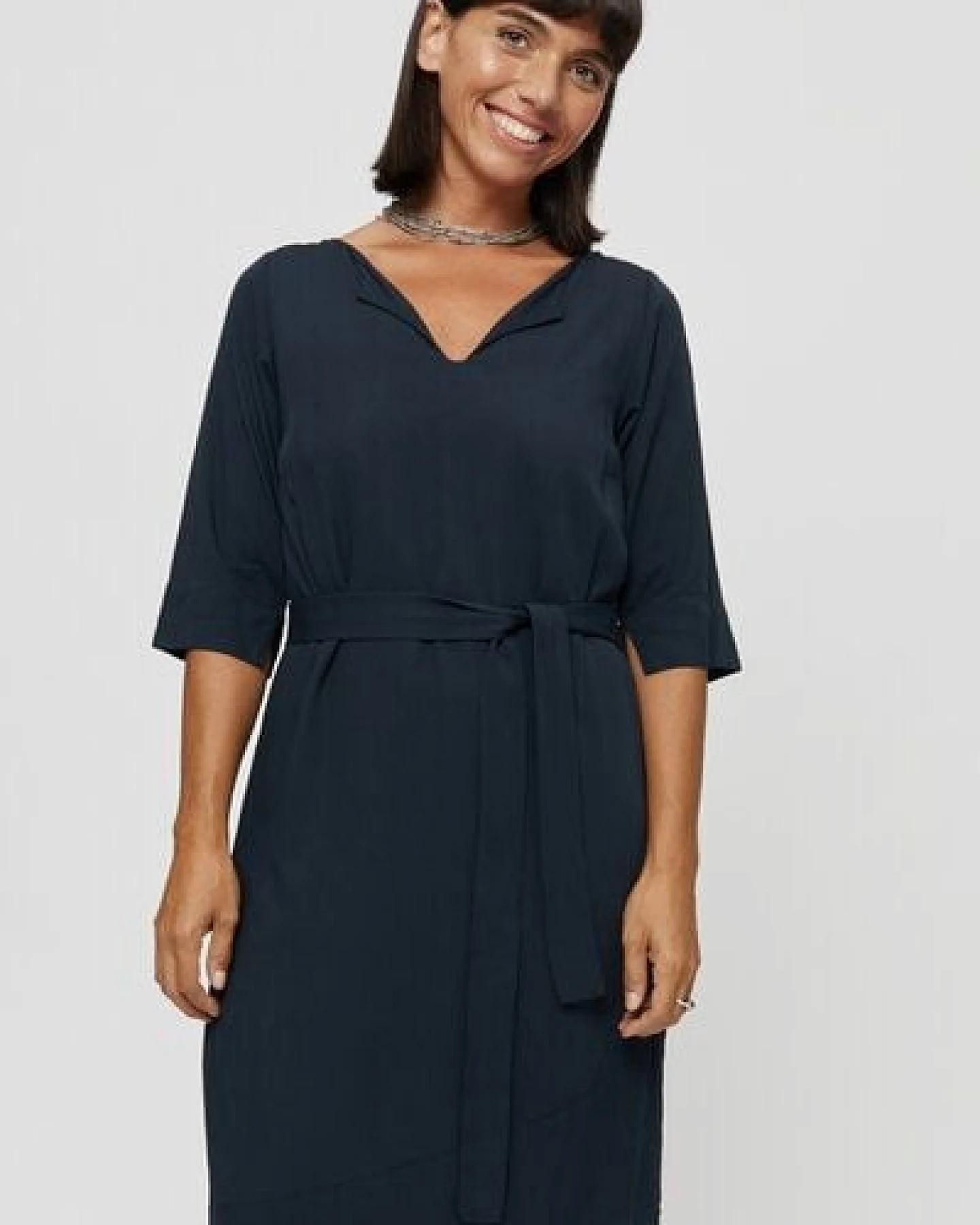 AYANI CATHERINE Kleid mit optionalem Gürtel – Ansicht 4