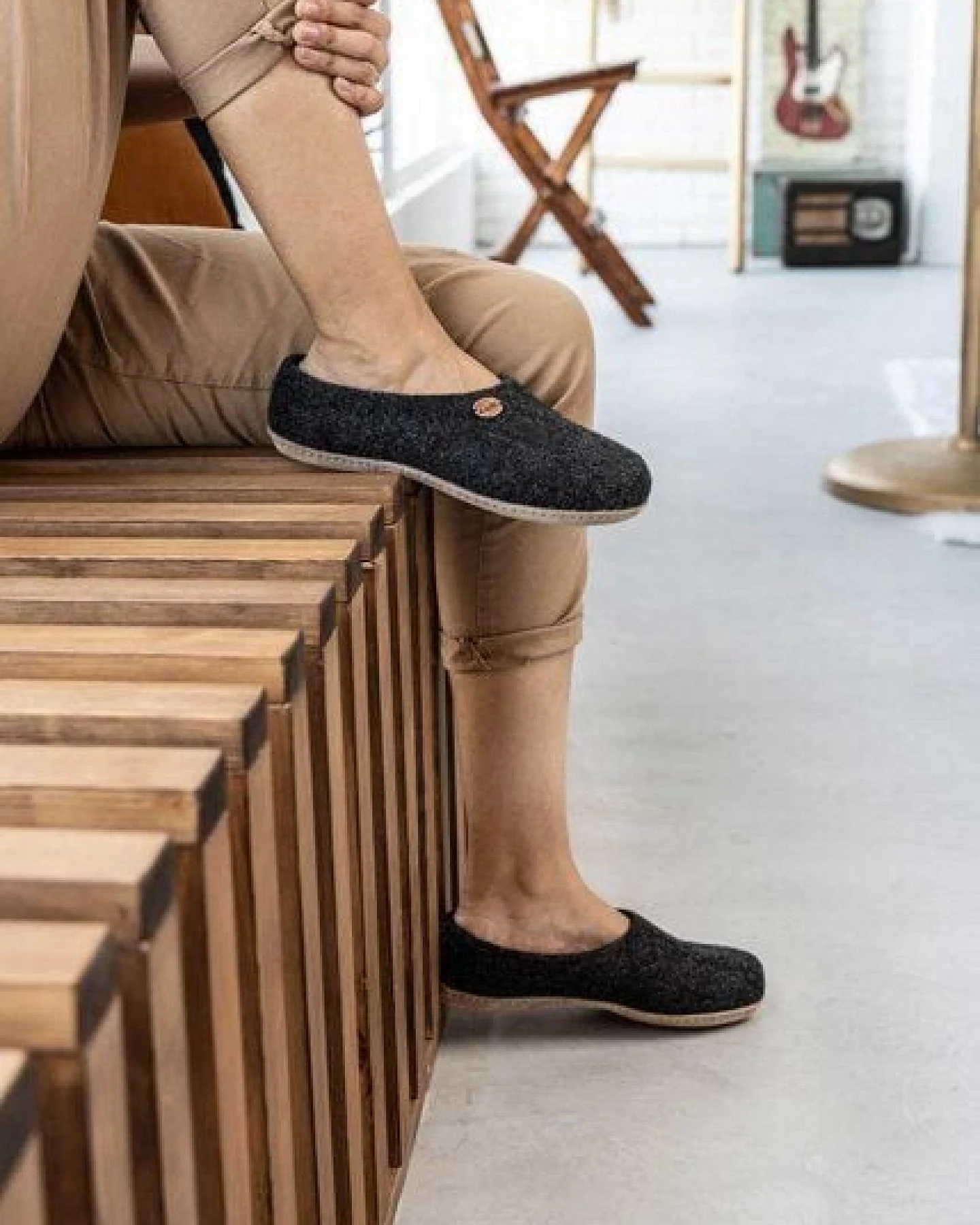 WoolFit Filzhausschuhe „Classic“ mit geschlossener Sohle für extra Halt mit Schuheinlage – Ansicht 4