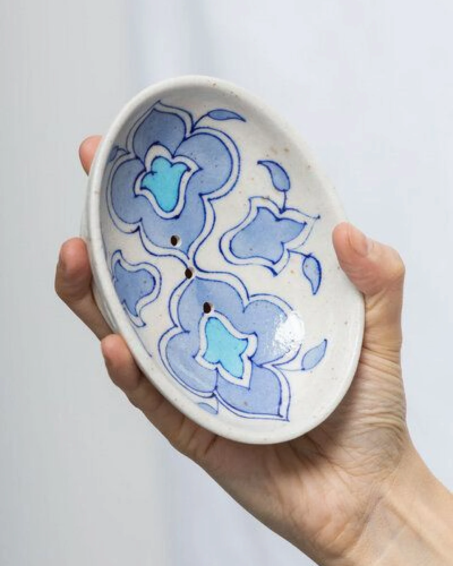 TRANQUILLO Blue Pottery Seifenschale von Hand geformt und bemalt – Ansicht 4