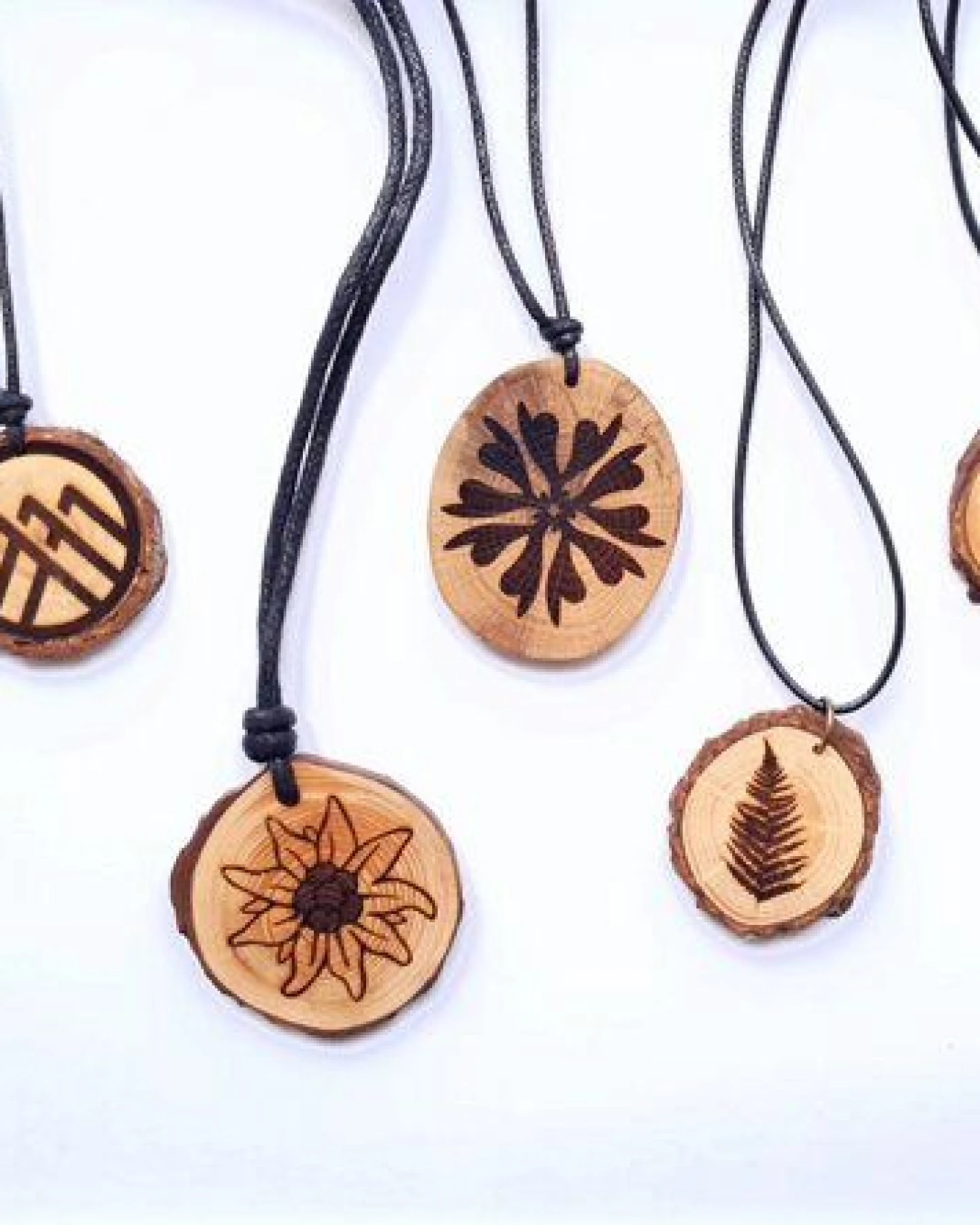 Himal Hemp Zirbenholzschmuck Ø3-5cm, verschiedene Motive, aus Österreich – Ansicht 2