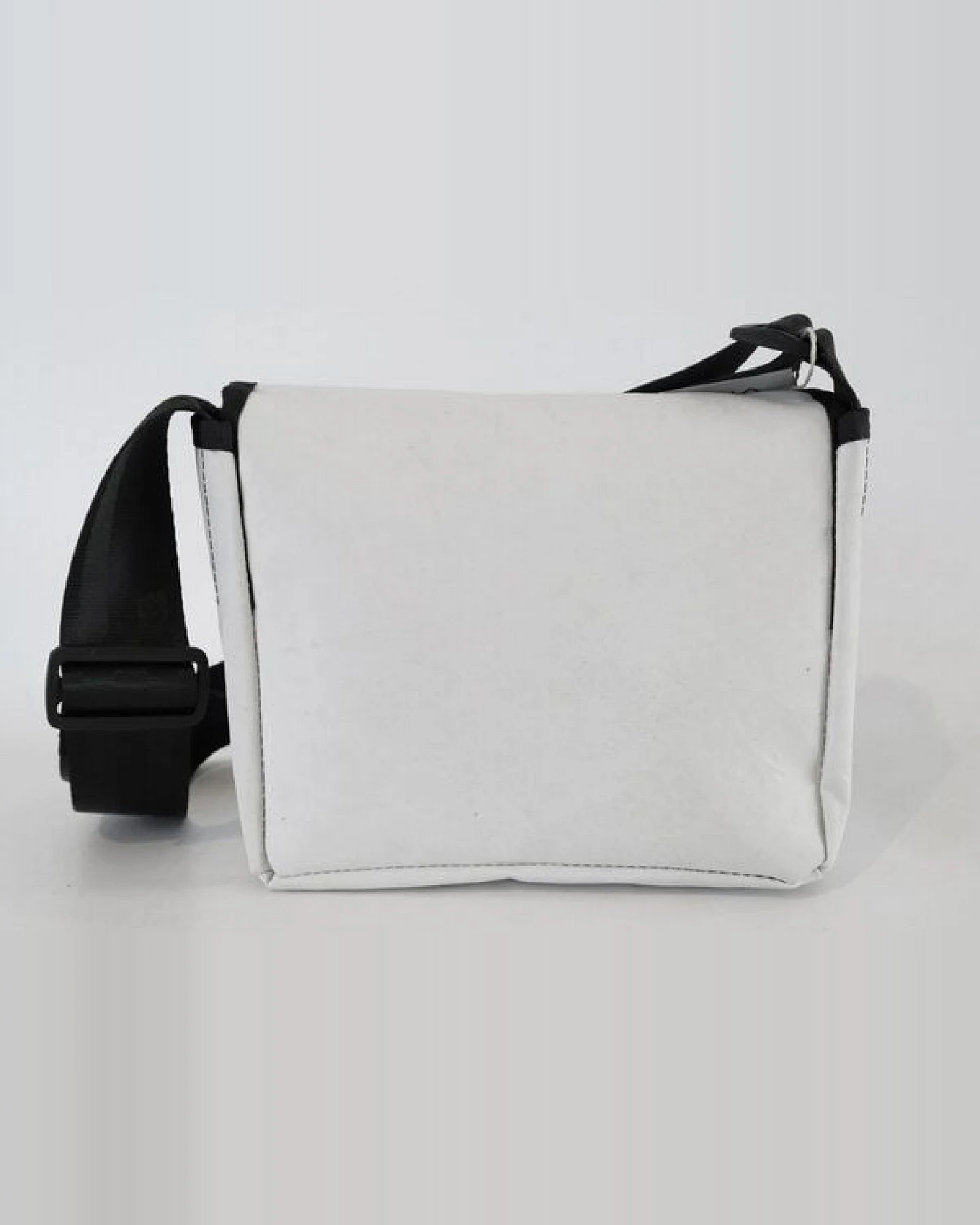Leonca Tasche aus recyceltem Segel in 5 Größen – Ansicht 3