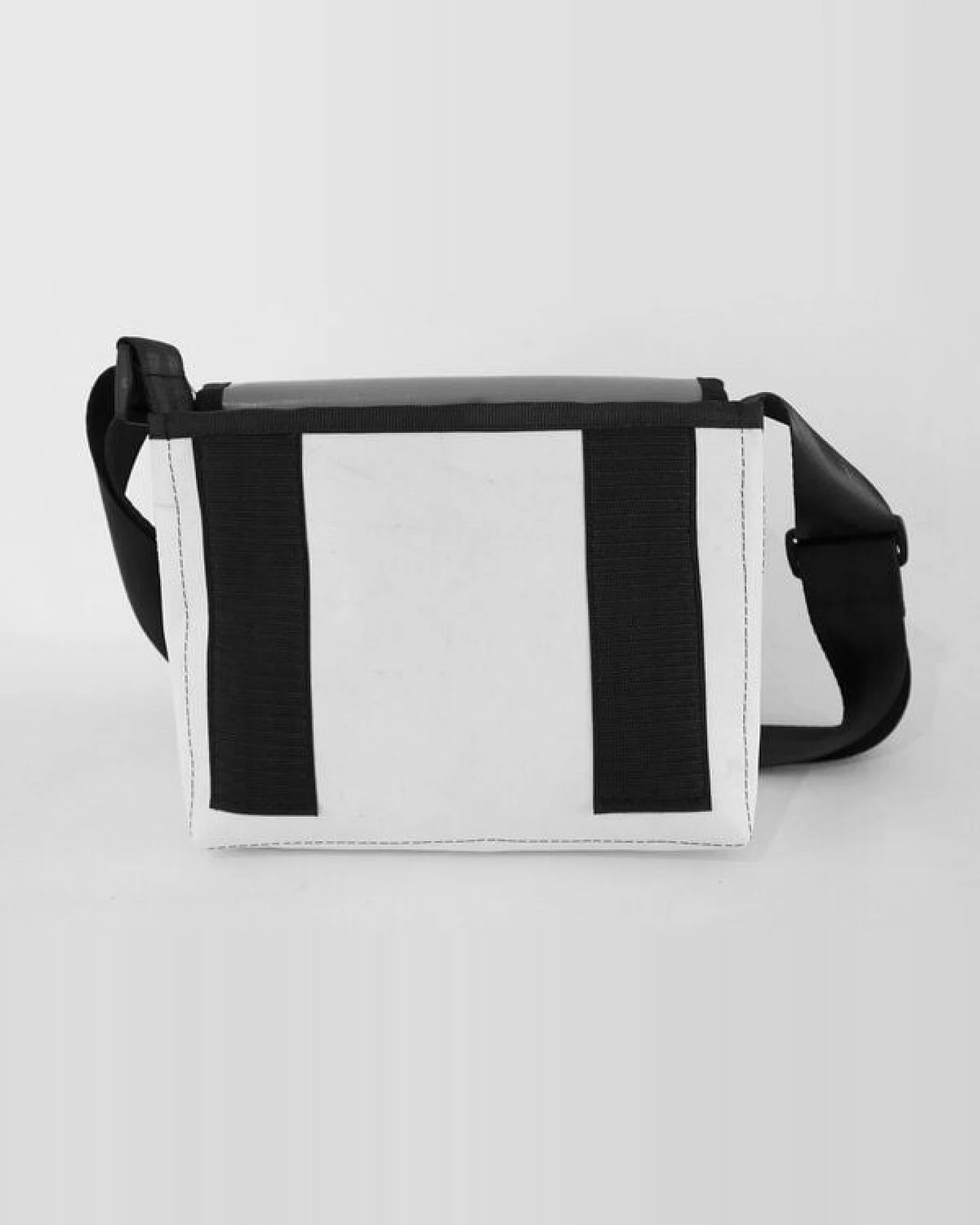 Leonca Tasche aus recyceltem Segel in 5 Größen – Ansicht 4