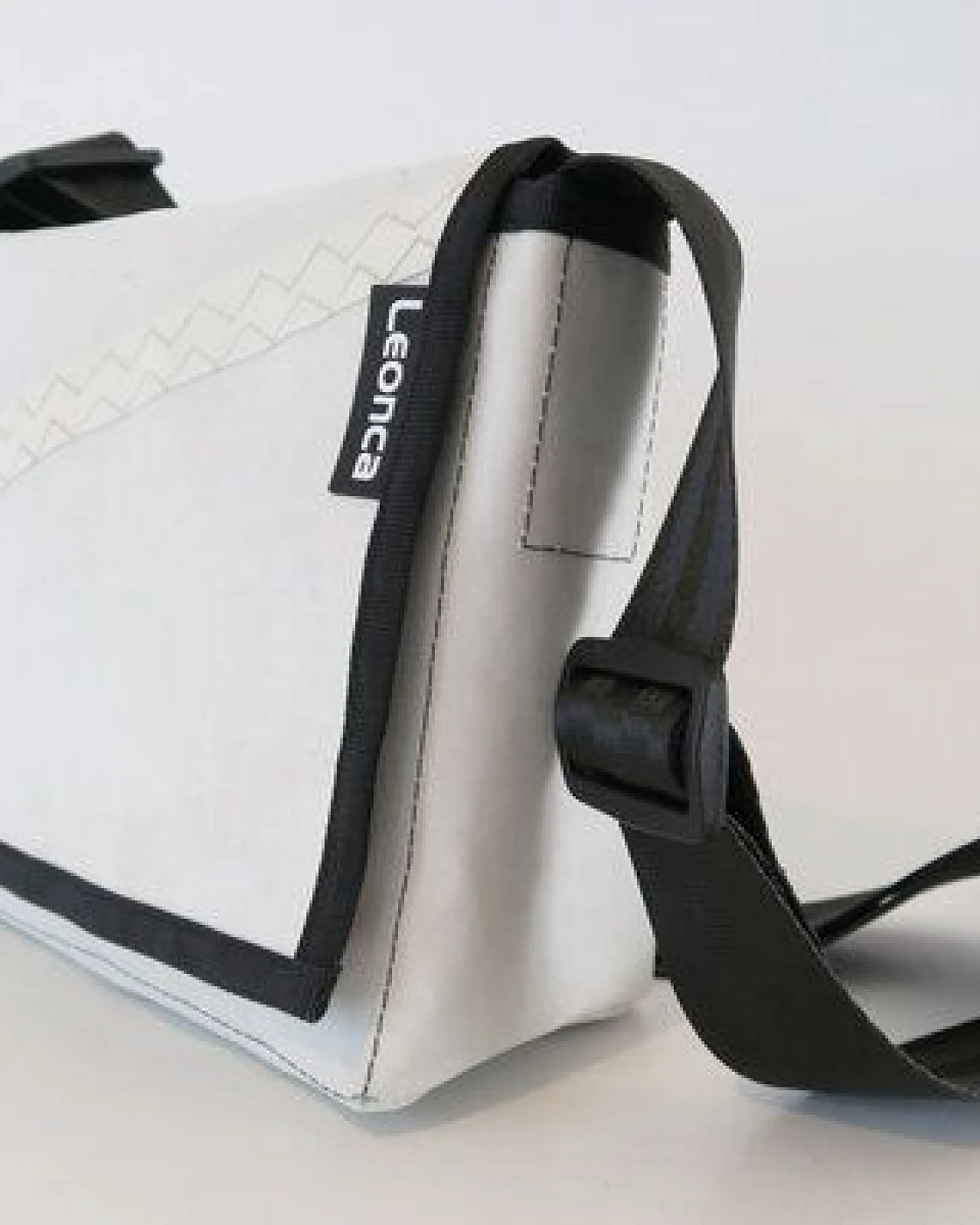 Leonca Tasche aus recyceltem Segel in 5 Größen – Ansicht 2