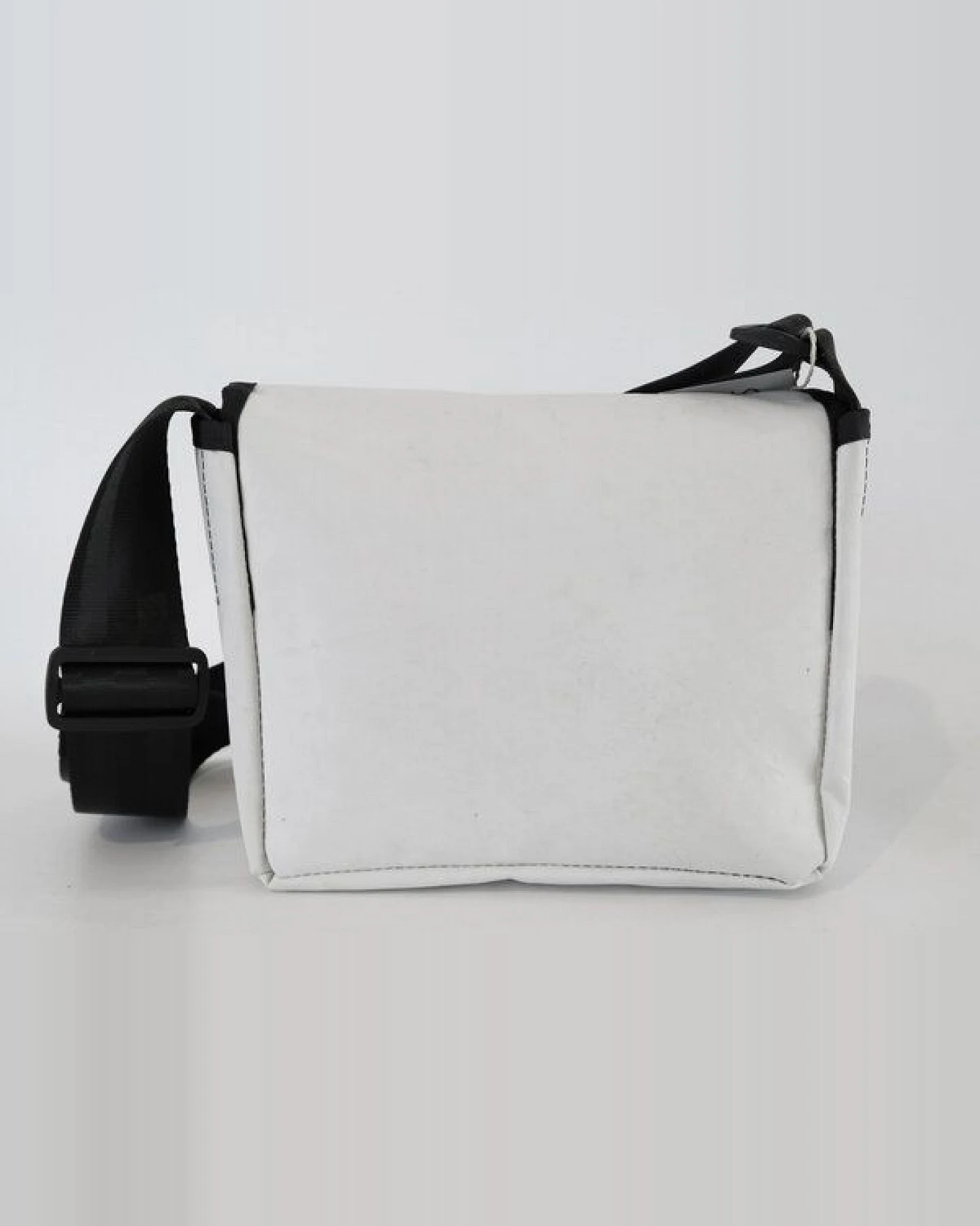 Leonca Tasche aus recyceltem Segel in 5 Größen – Ansicht 3