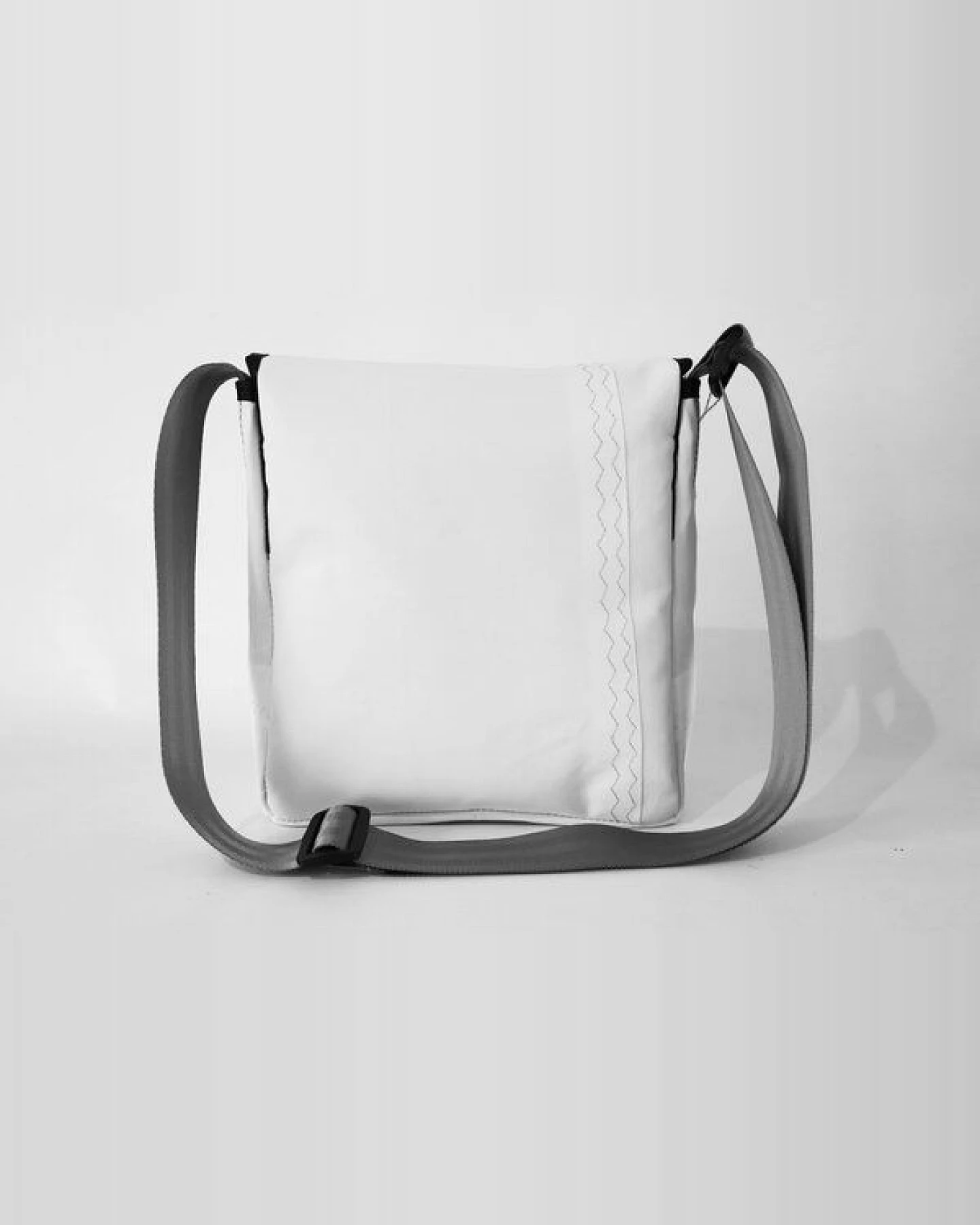 Leonca Tasche aus recyceltem Segel in 5 Größen – Ansicht 3