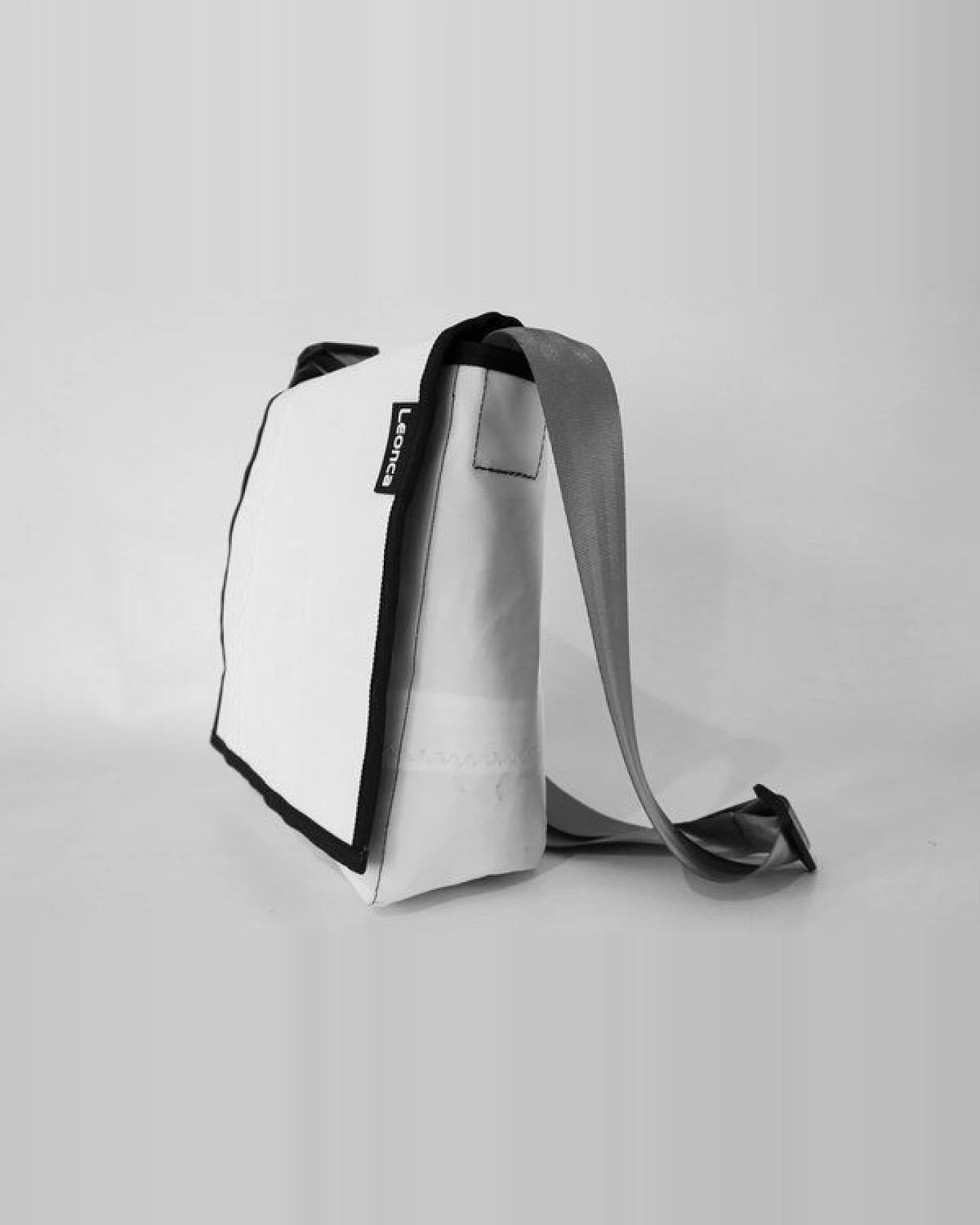 Leonca Tasche aus recyceltem Segel in 5 Größen – Ansicht 2