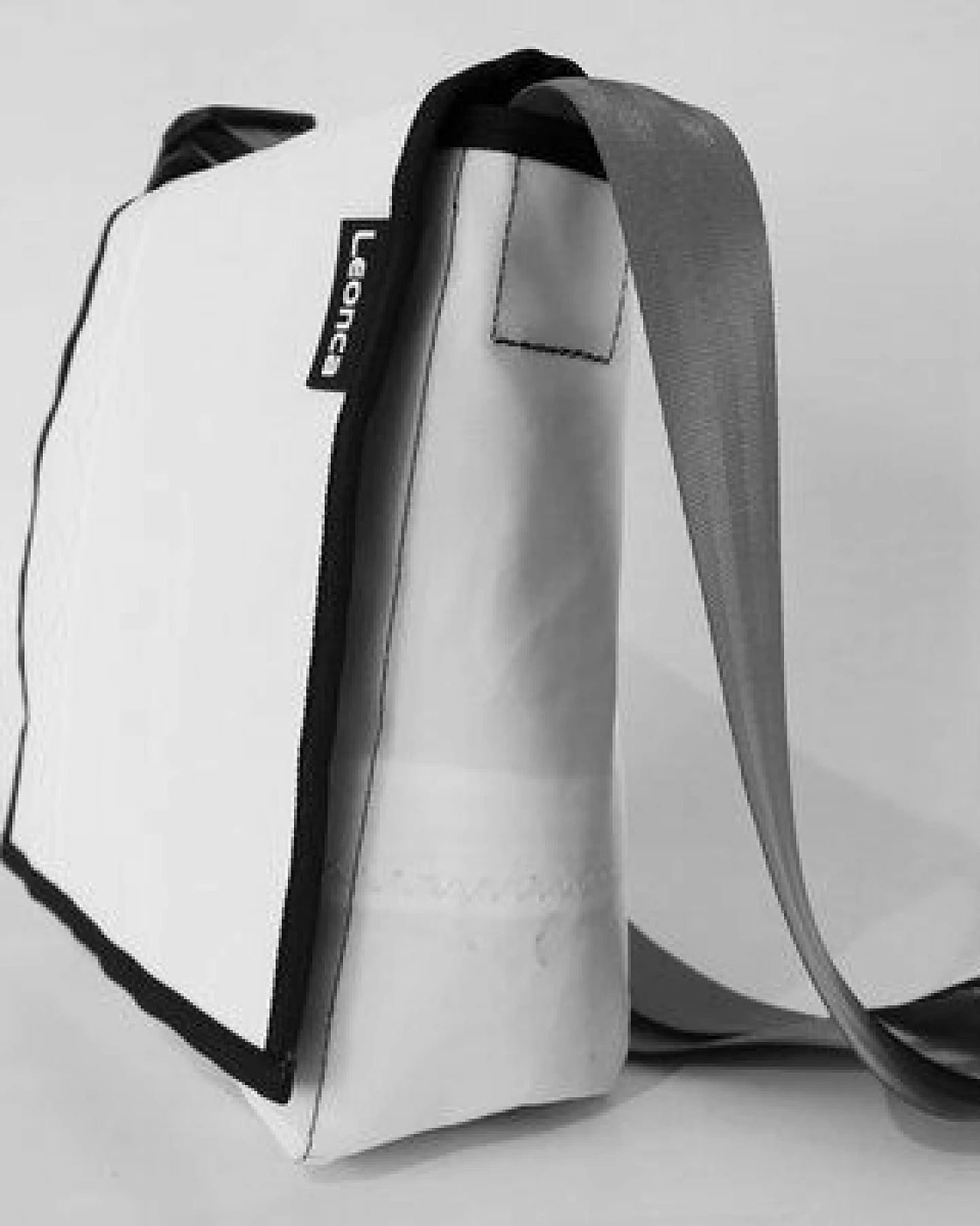 Leonca Tasche aus recyceltem Segel in 5 Größen – Ansicht 2