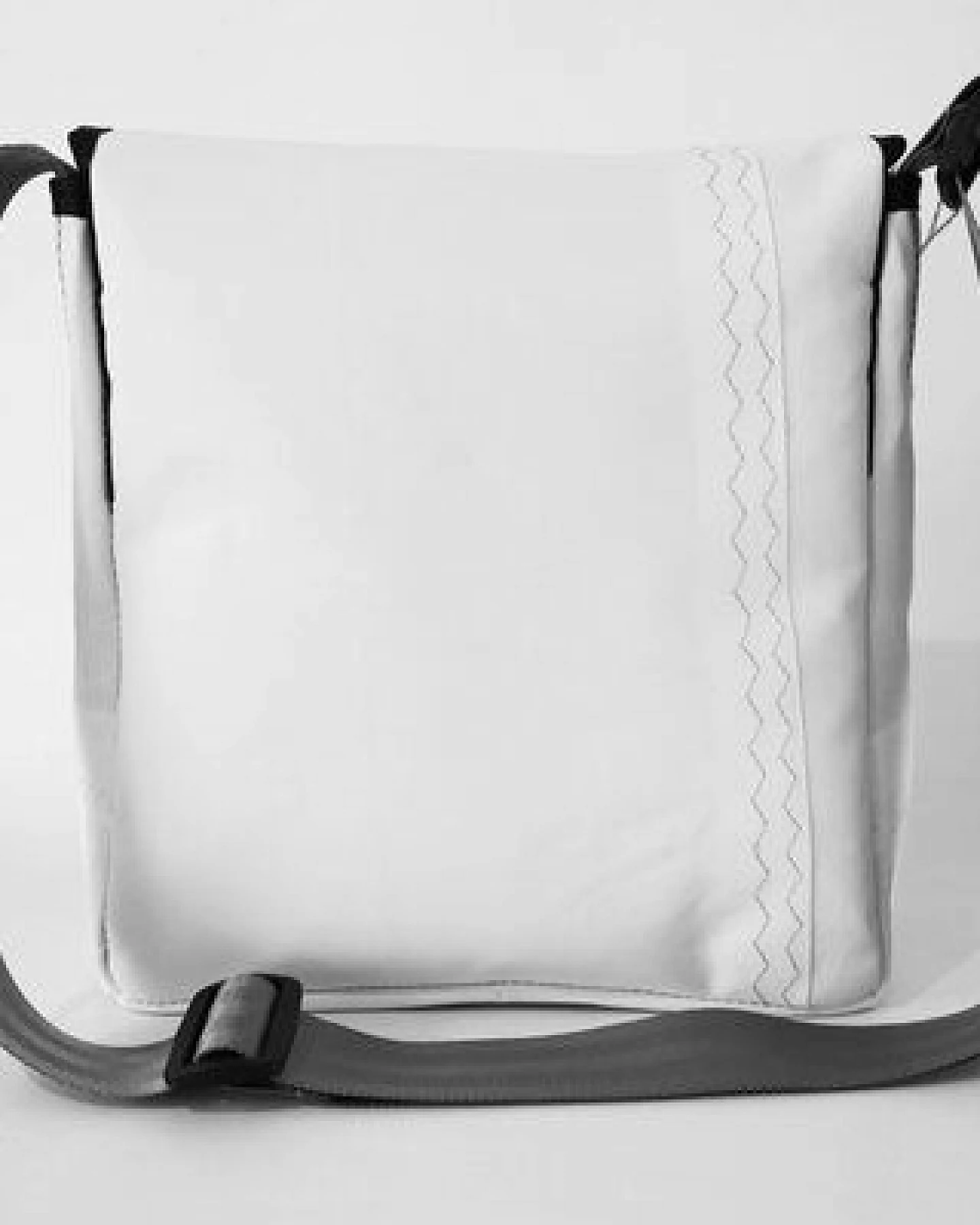 Leonca Tasche aus recyceltem Segel in 5 Größen – Ansicht 3