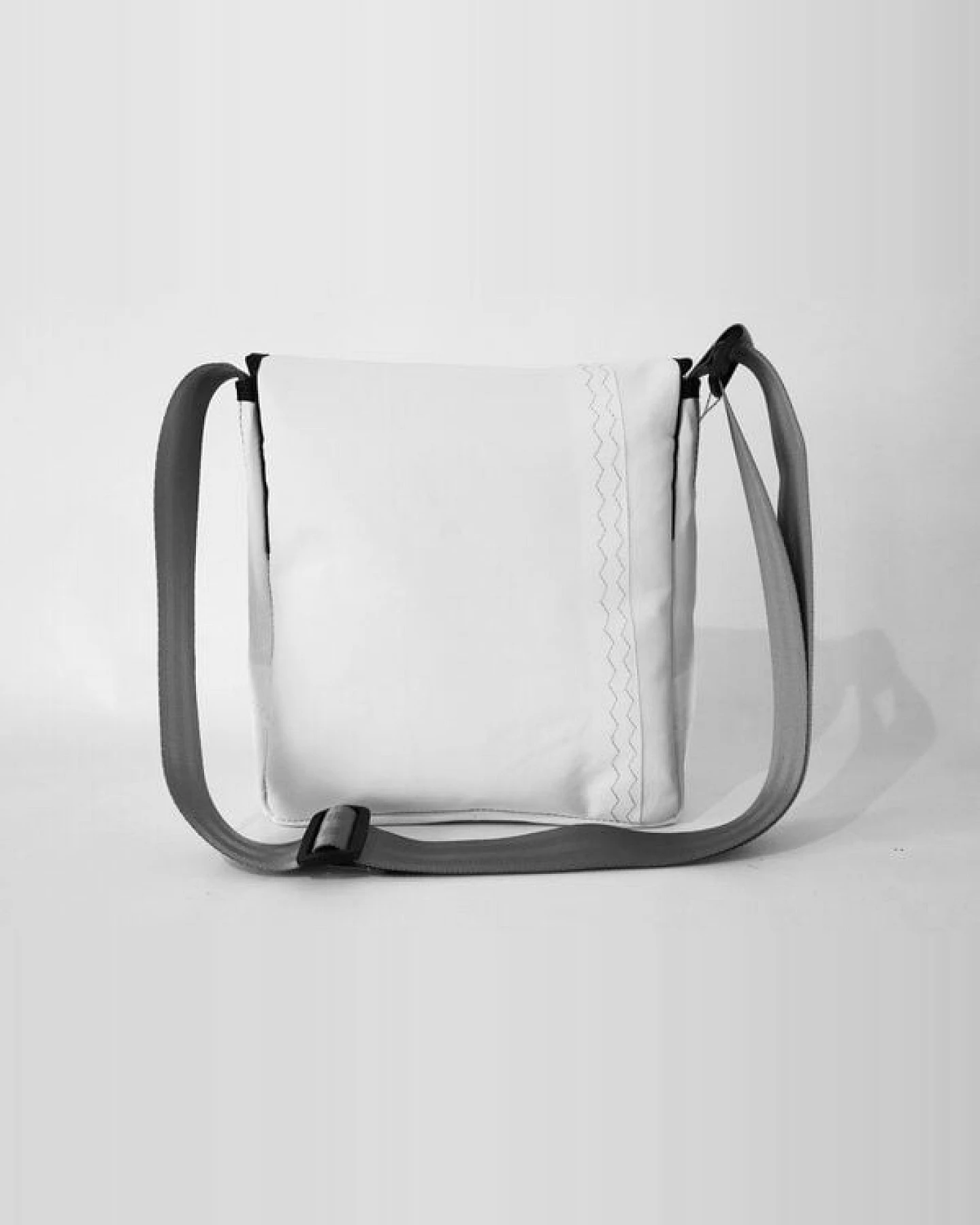 Leonca Tasche aus recyceltem Segel in 5 Größen – Ansicht 3