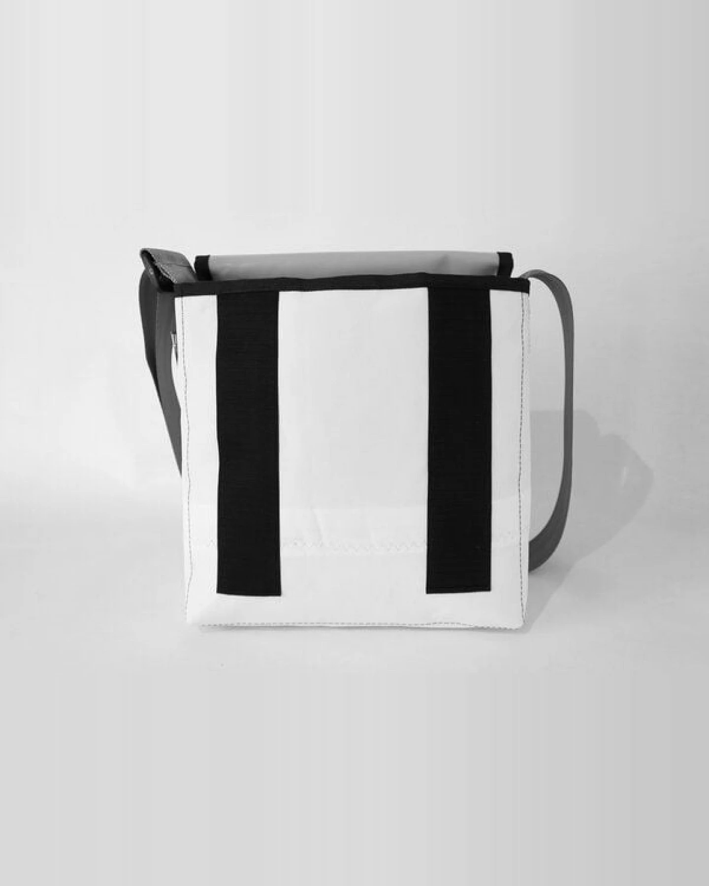 Leonca Tasche aus recyceltem Segel in 5 Größen – Ansicht 4