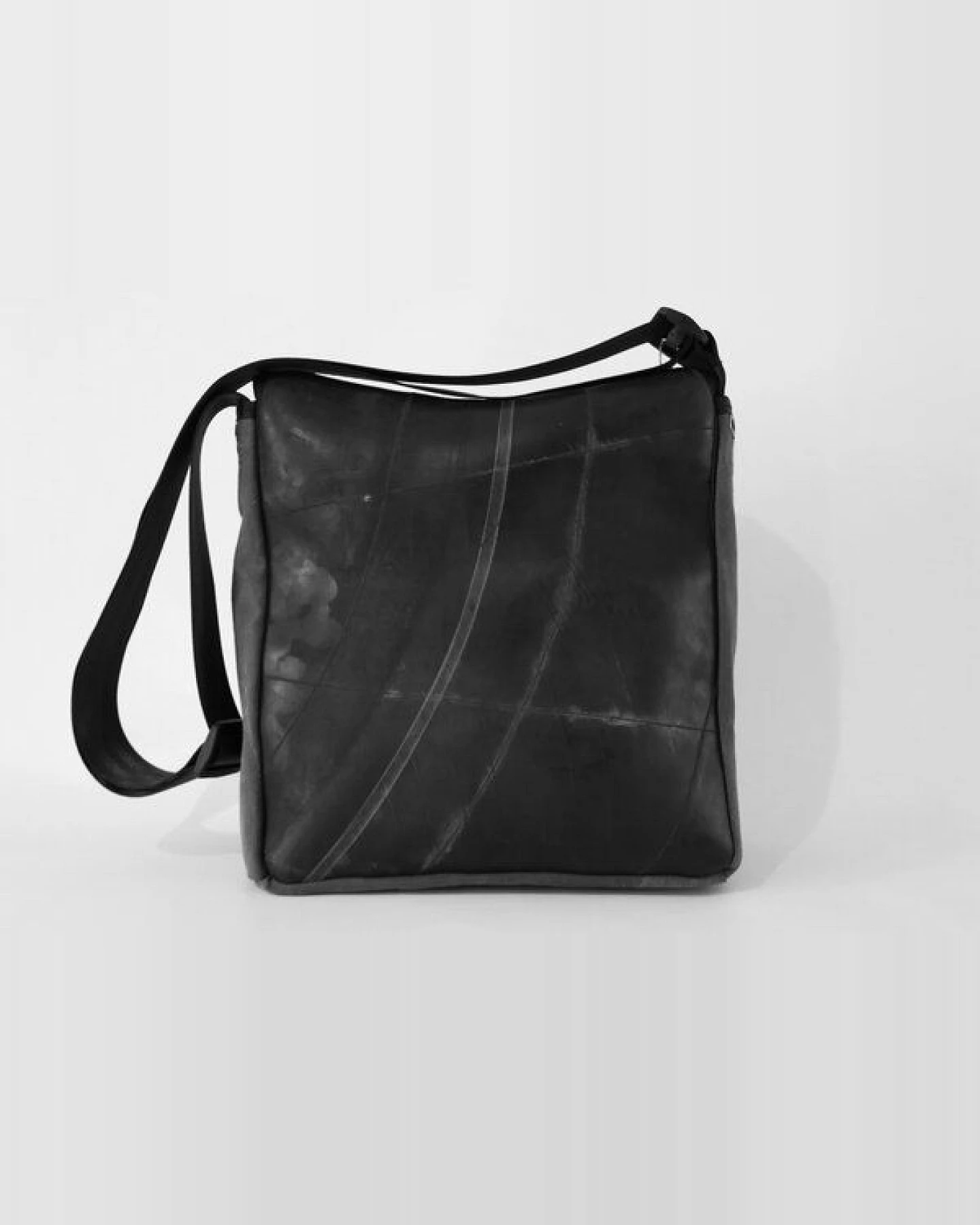 Leonca Taschen aus Traktorschlauch & Leinen in 5 Größen – Ansicht 3