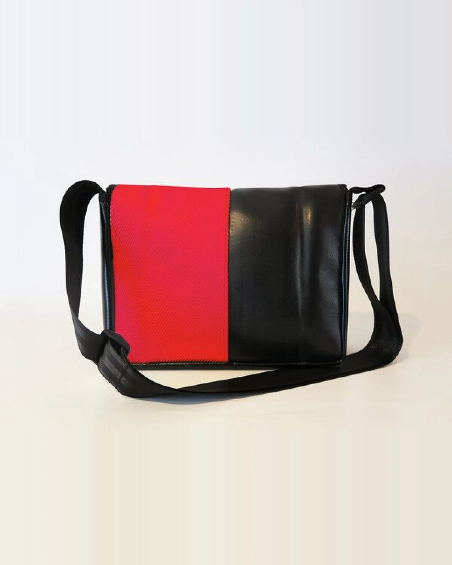 Leonca Taschen aus Feuerwehrschlauch in 3 Farben/ 5 Größen – Ansicht 2