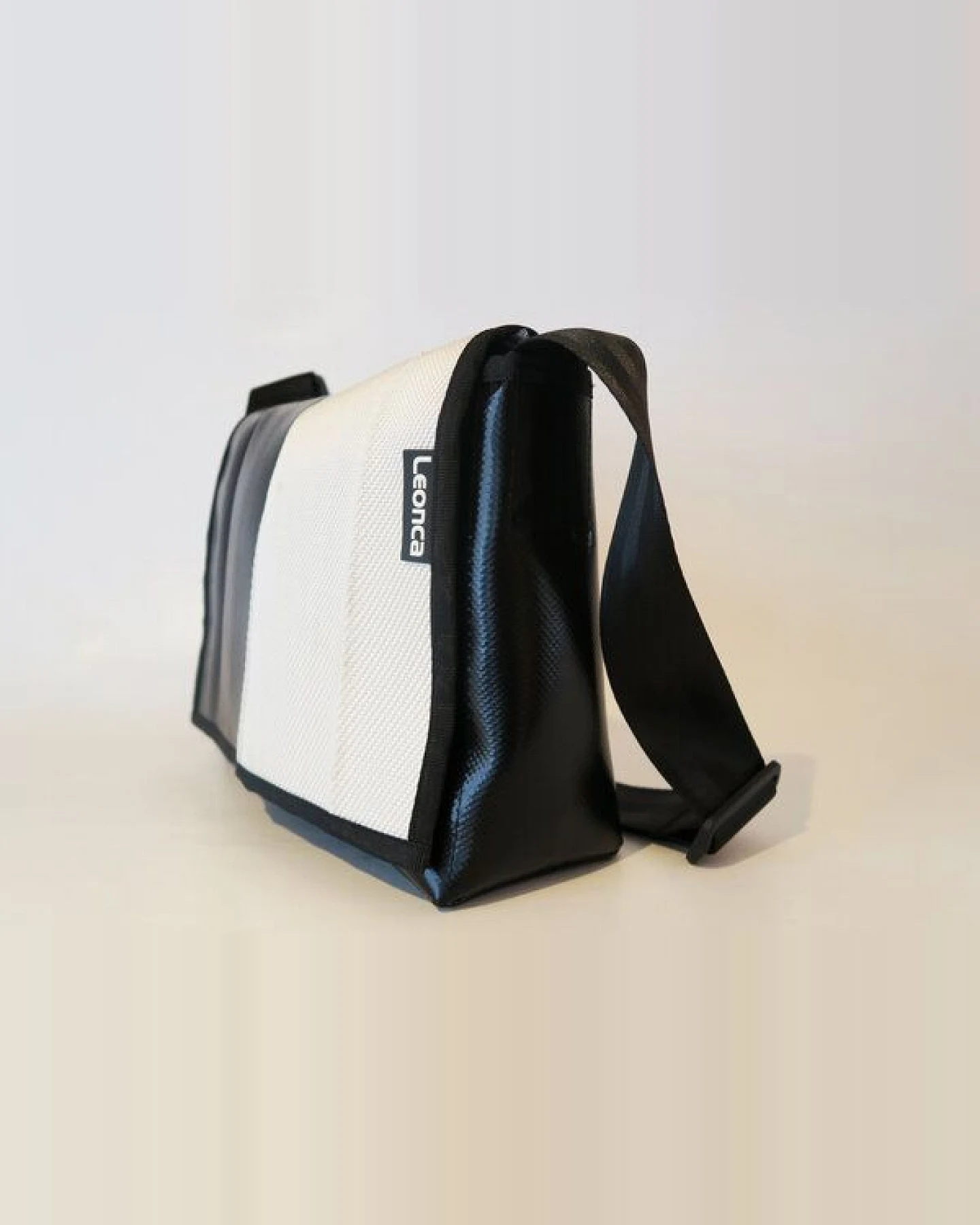 Leonca Taschen aus Feuerwehrschlauch in 3 Farben/ 5 Größen – Ansicht 2