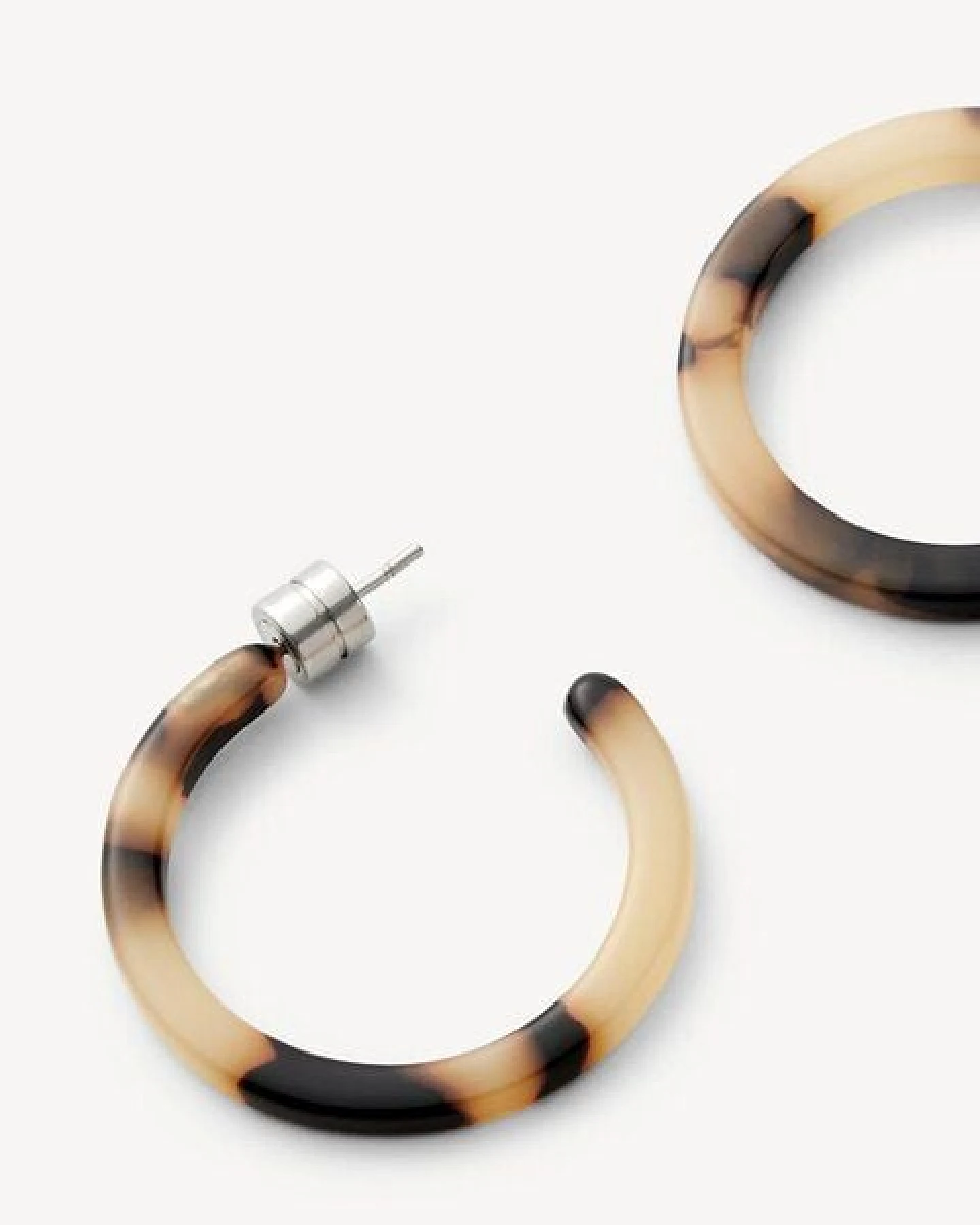 JAN N JUNE MACHETE Runde Ohrringe MINI HOOPS aus Acetat – Ansicht 3