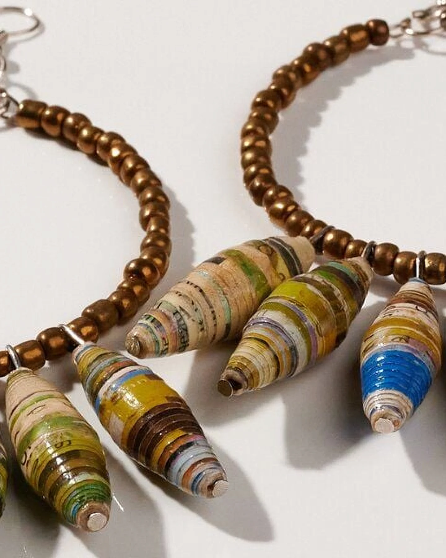 PEARLS OF AFRICA Kreolenohrringe aus Papierperlen "HAPPY MADIBA" – Ansicht 3