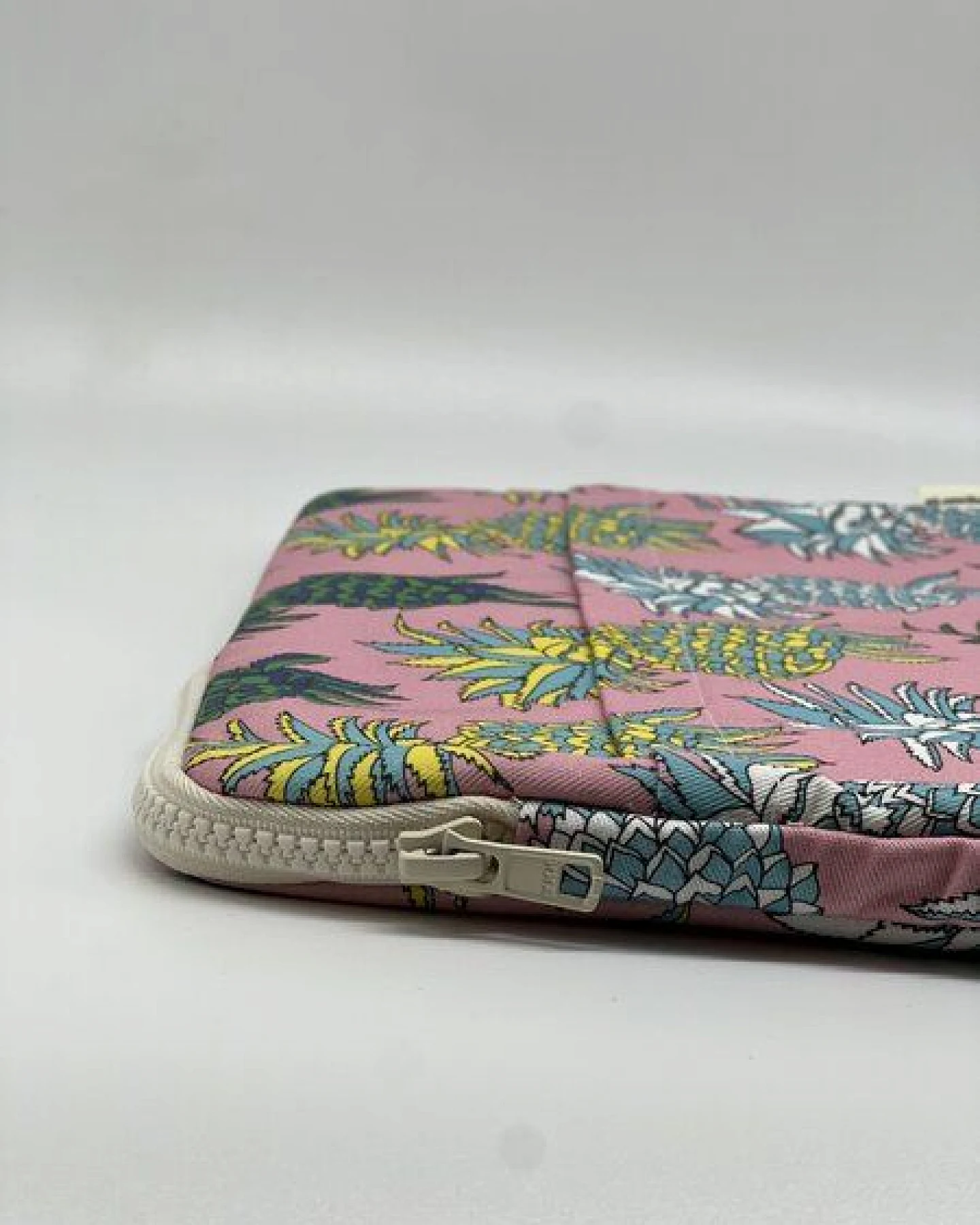 a Love Supreme Laptoptasche Pineapple 25 x 35 cm – Ansicht 2