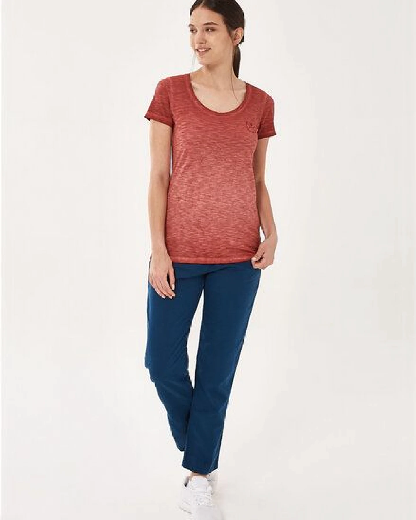 ORGANICATION Garment Dyed T-Shirt aus Bio-Baumwolle mit Stickerei – Ansicht 2